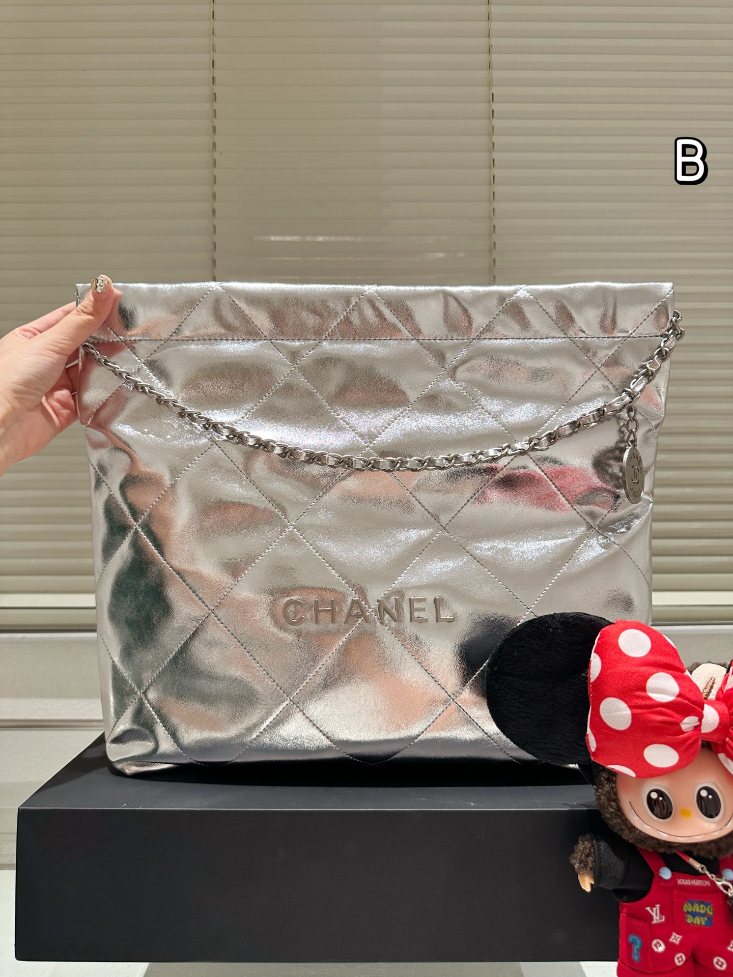 牛皮版本 P290 配挂件
chanel 24c 垃圾袋
太好搭配了呜呜呜
复古高级感一整个拿捏住了!!
软软糯糯的质感超级舒服!
尺寸 35 33cm