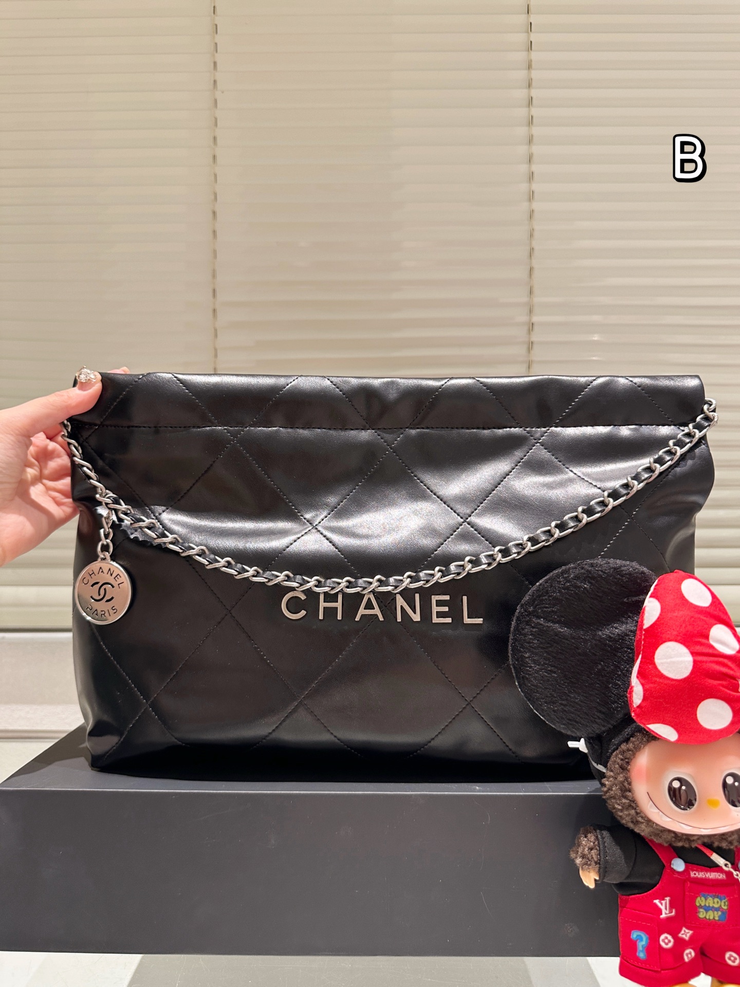 牛皮版本 配挂件 P290 横版
chanel 24c 横版垃圾袋
太好搭配了呜呜呜
复古高级感一整个拿捏住了!!
软软糯糯的质感超级舒服!
尺寸39*28cm