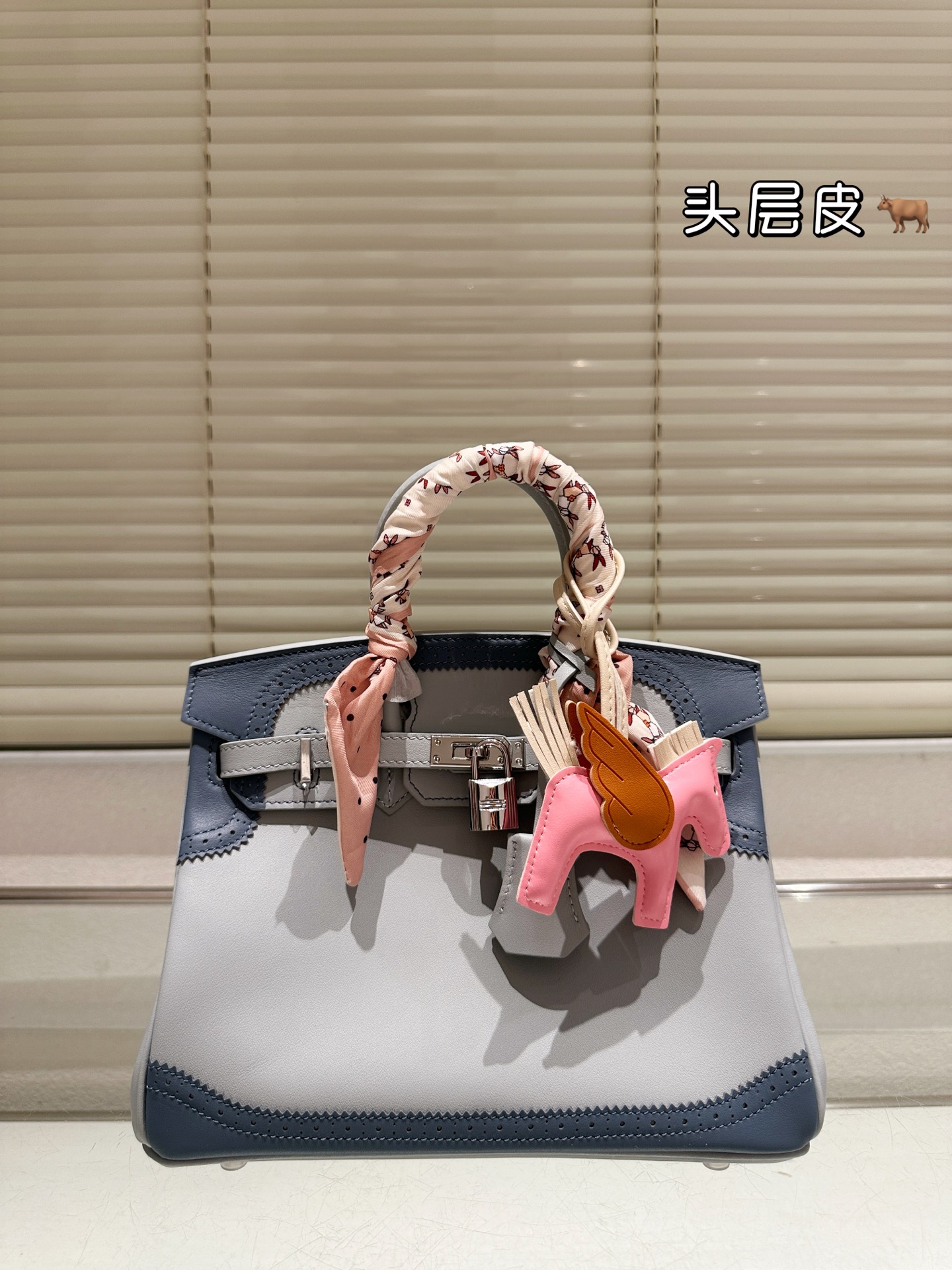 头层牛皮 P390 爱马仕 高定系列 铂金包,一只包包能换一座房说的就是它.是每个女人的心头至爱哦,超级大气的设计名媛气质展现得淋漓尽致‼️‼️这次去工厂亲自选料打版制作,小牛皮打造,注意⚠️我们的五金是定制版logo,巨高贵的颜色‼️‼️尺寸:25cm