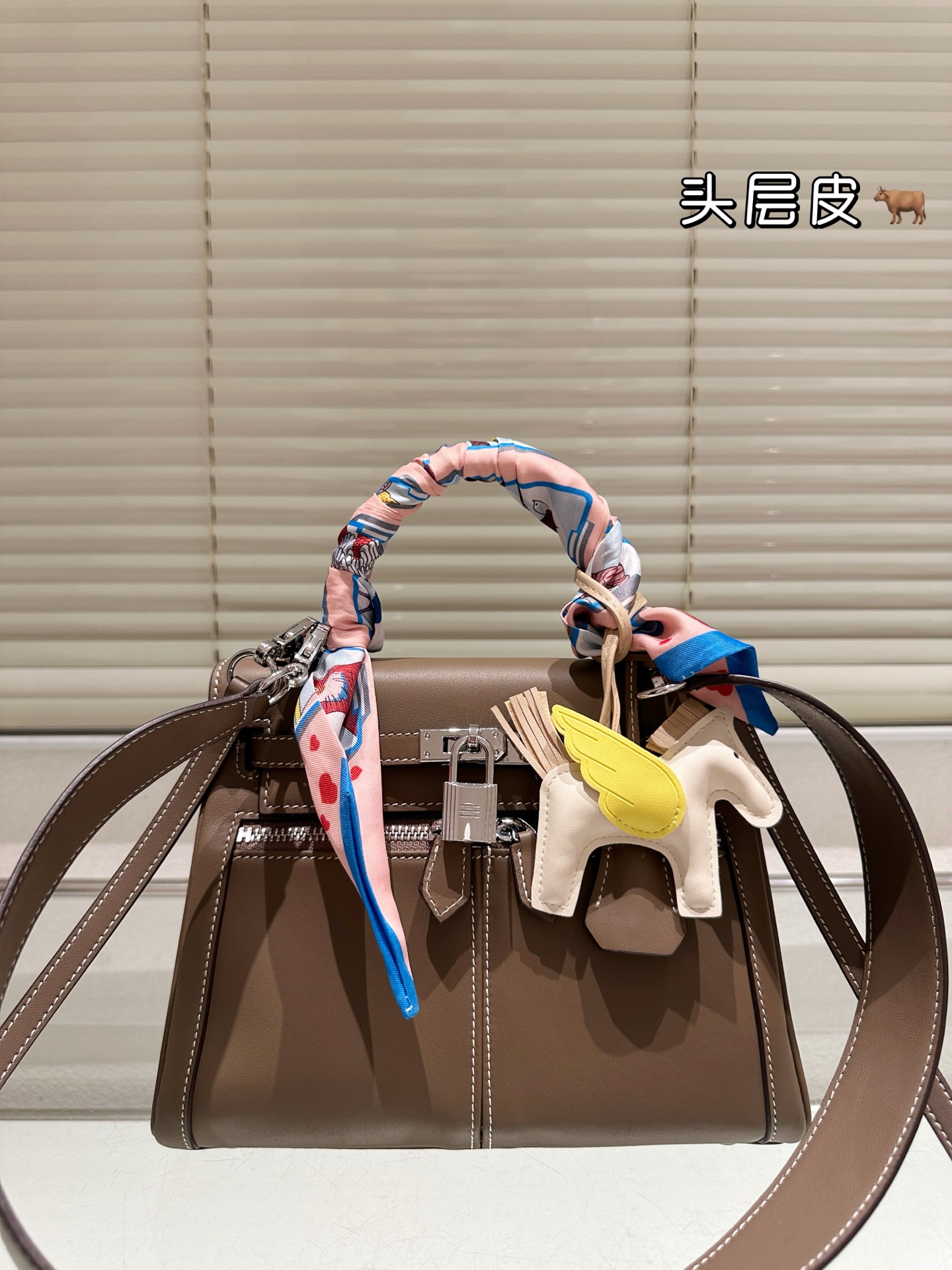 顶级原单 头层牛皮 P390 hermes Kelly lakis25 口袋包+宽肩带银扣自带一丝清冷的气质! 做工也很棒,拎在手里质感超好 OM奶茶色有种浓郁的复古感。 尺寸25cm