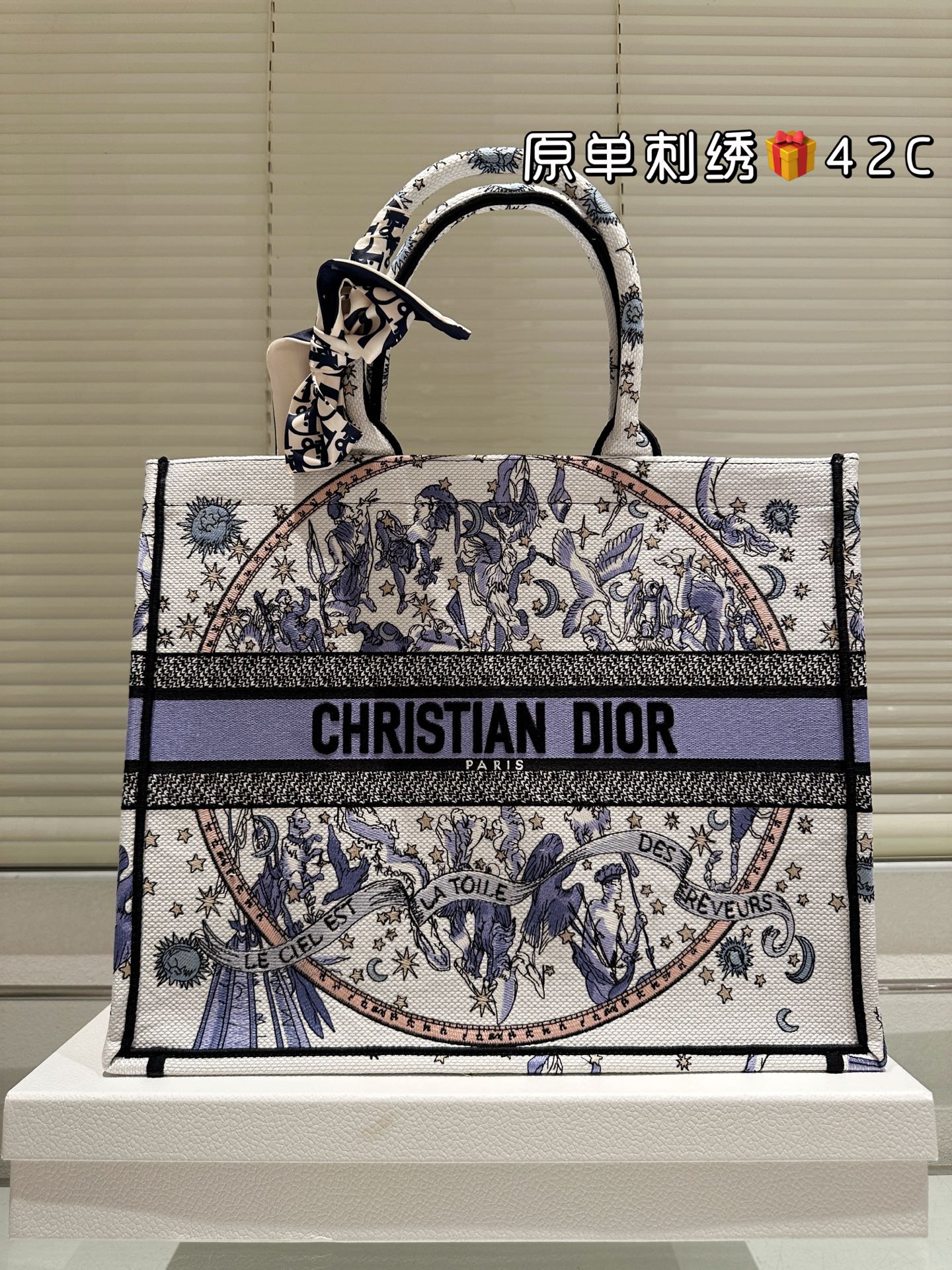 原单刺绣P300 P285 P260 Dior 提花 托特包 配内胆 Dior book tote今年最喜欢的一款购物袋 tote我用的次数最多的包,因为容量超级大,不管什么东西都向里面放,当然凹造型也是必须有的,这款Dior老花是我最喜欢的颜色,柜台出了很多颜色及花型,最后挑了这个颜色 小号的精致有型 配折叠礼盒 尺寸42cm 36cm 26cm