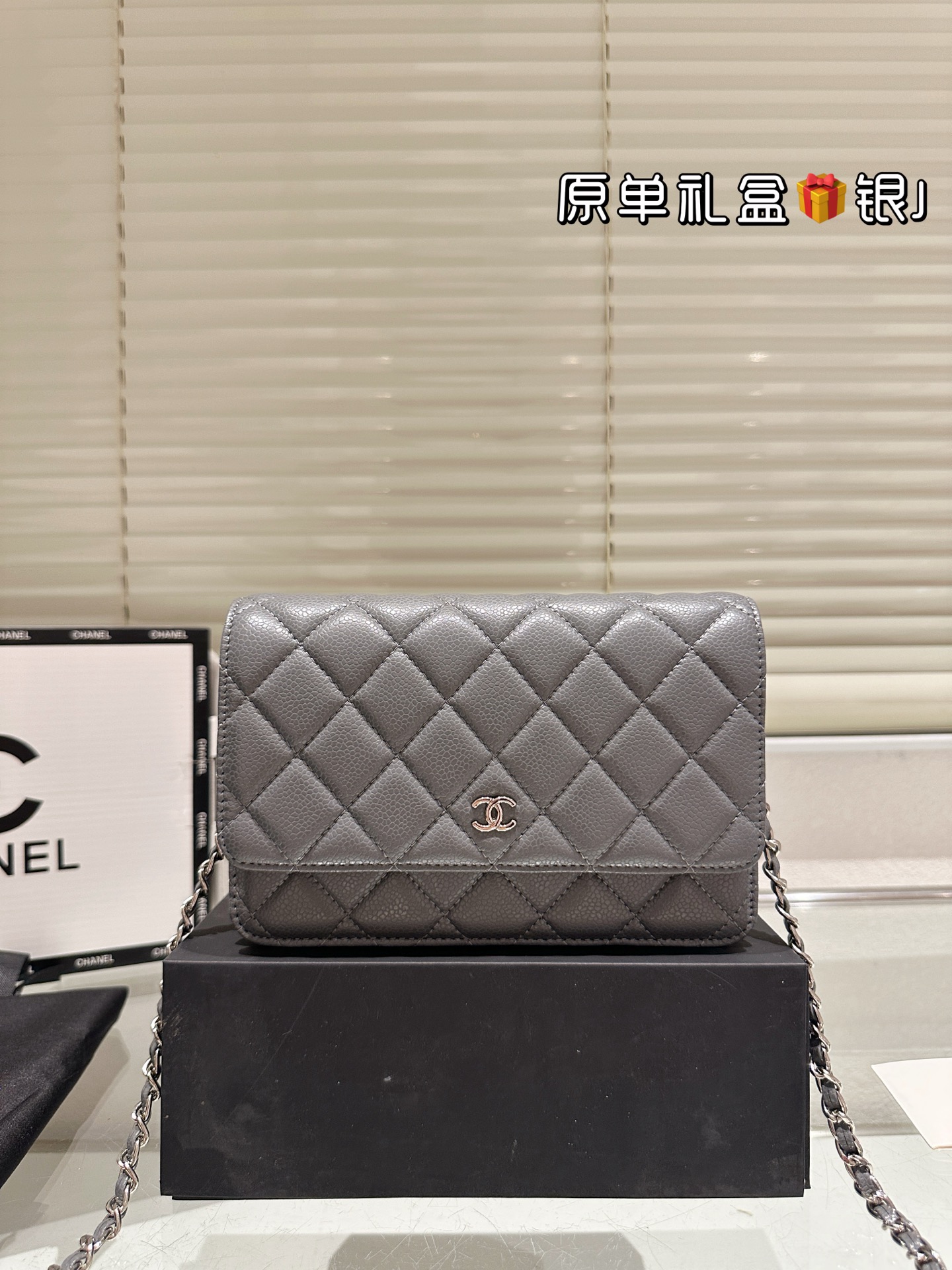 原单 银扣 chanel 19 Trendy Woc 发财包 &rdquo; 小香牛皮最近好多明星都在背Chanel 19 这款包是由老佛爷Karl Lagerfeld和Chanel现任创意总监Virginie Viard共同创作完成的！所以整体造型延续了经典的元素，又多了些特别的小设计。周迅、刘雯、欧阳娜娜、宋茜、娜扎最近都背了
