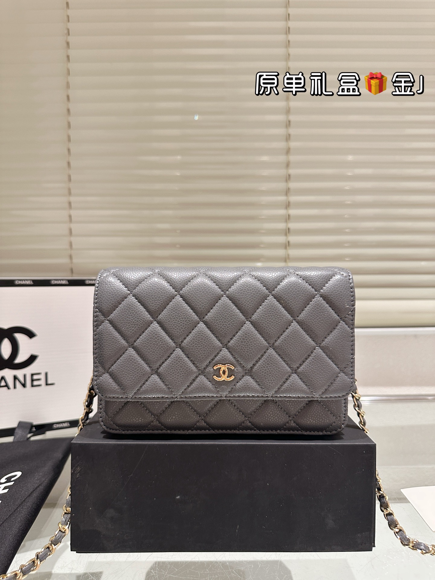 原单 P200 金扣 chanel 19 Trendy Woc 发财包 ” 小香牛皮最近好多明星都在背Chanel 19 这款包是由老佛爷Karl Lagerfeld和Chanel现任创意总监Virginie Viard共同创作完成的!所以整体造型延续了经典的元素,又多了些特别的小设计。周迅、刘雯、欧阳娜娜、宋茜、娜扎最近都背了这款19。这款全新推出的#香奈儿19手袋#大家爱吗?尺寸20 13cm