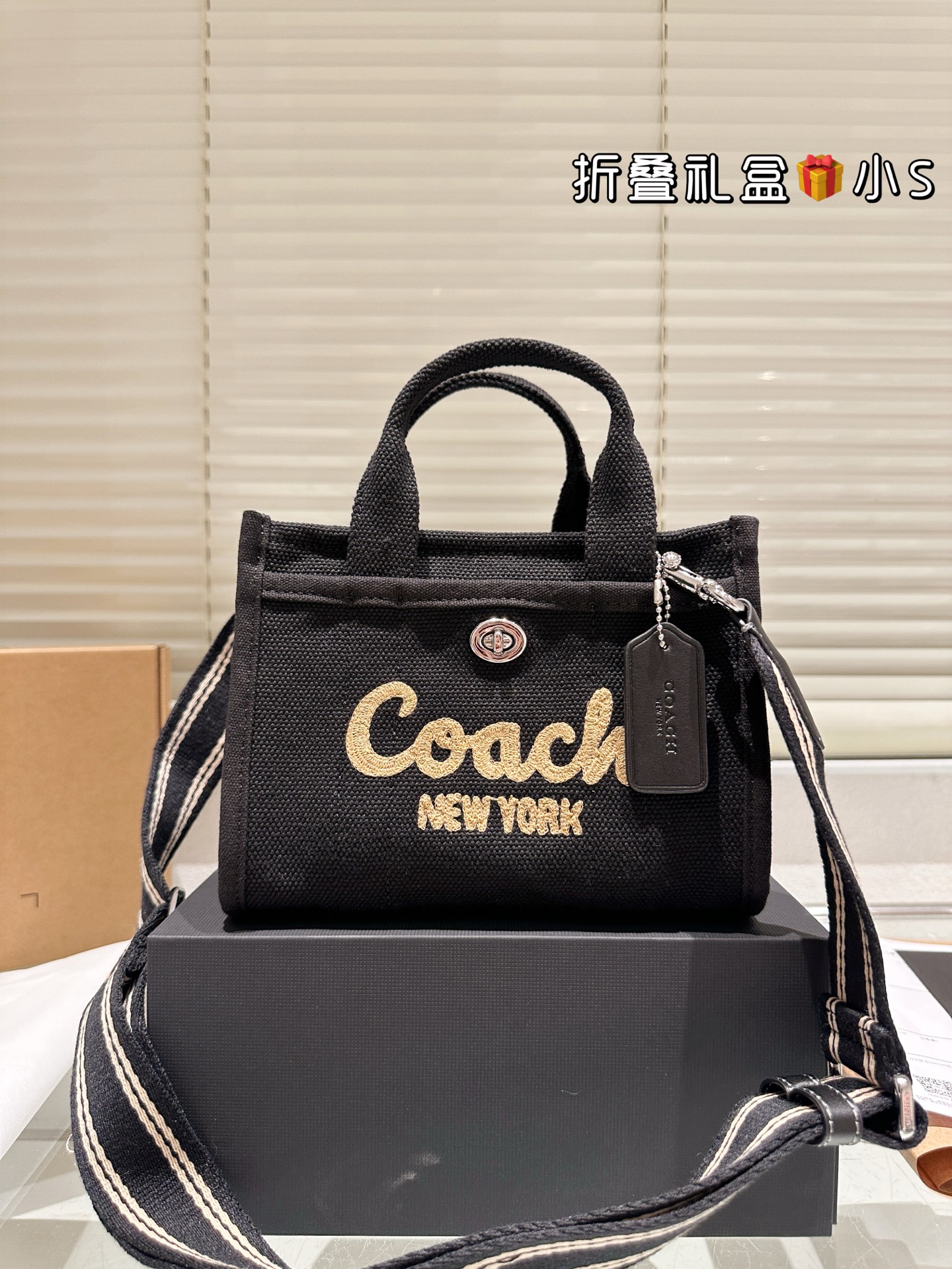 复刻版 原版布 P275 COACH 蔻驰| Cargo tote 单宁牛仔托特包 千呼万唤的牛仔系列终于来噜～ 对牛仔真的毫无抵抗力 自己搭配小挂件会更Q 尺寸:20.15cm