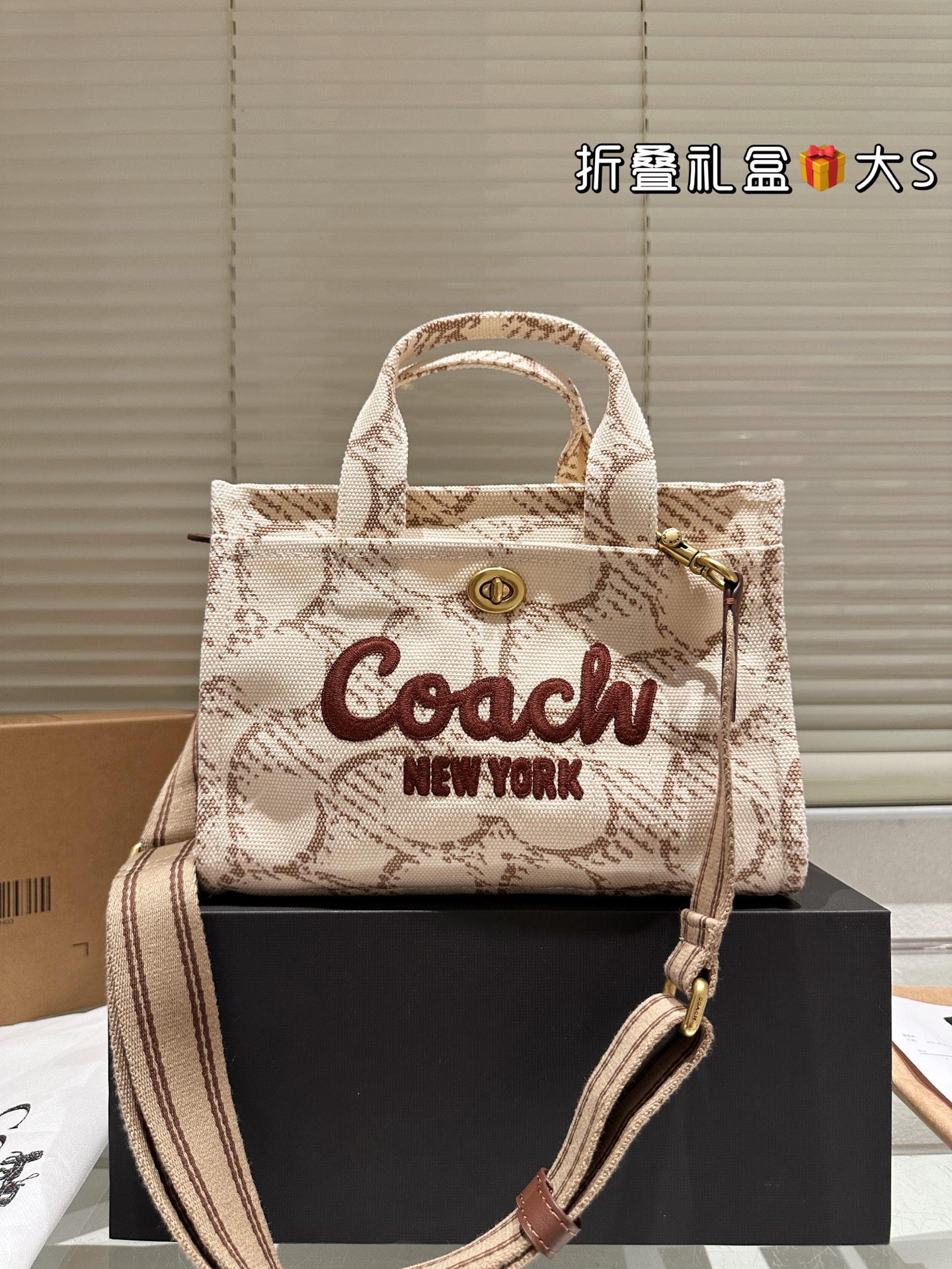 复刻版 原版布 P285 COACH 蔻驰| Cargo tote 单宁牛仔托特包 千呼万唤的牛仔系列终于来噜～ 对牛仔真的毫无抵抗力 自己搭配小挂件会更Q 尺寸: 26.19cm