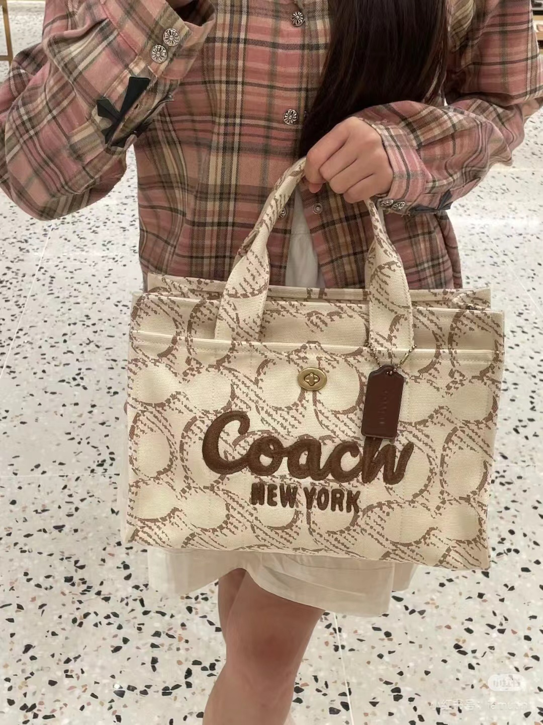 COACH的cargo系列真的是通勤的不二之选 织布的材质真的是满满的松弛感！