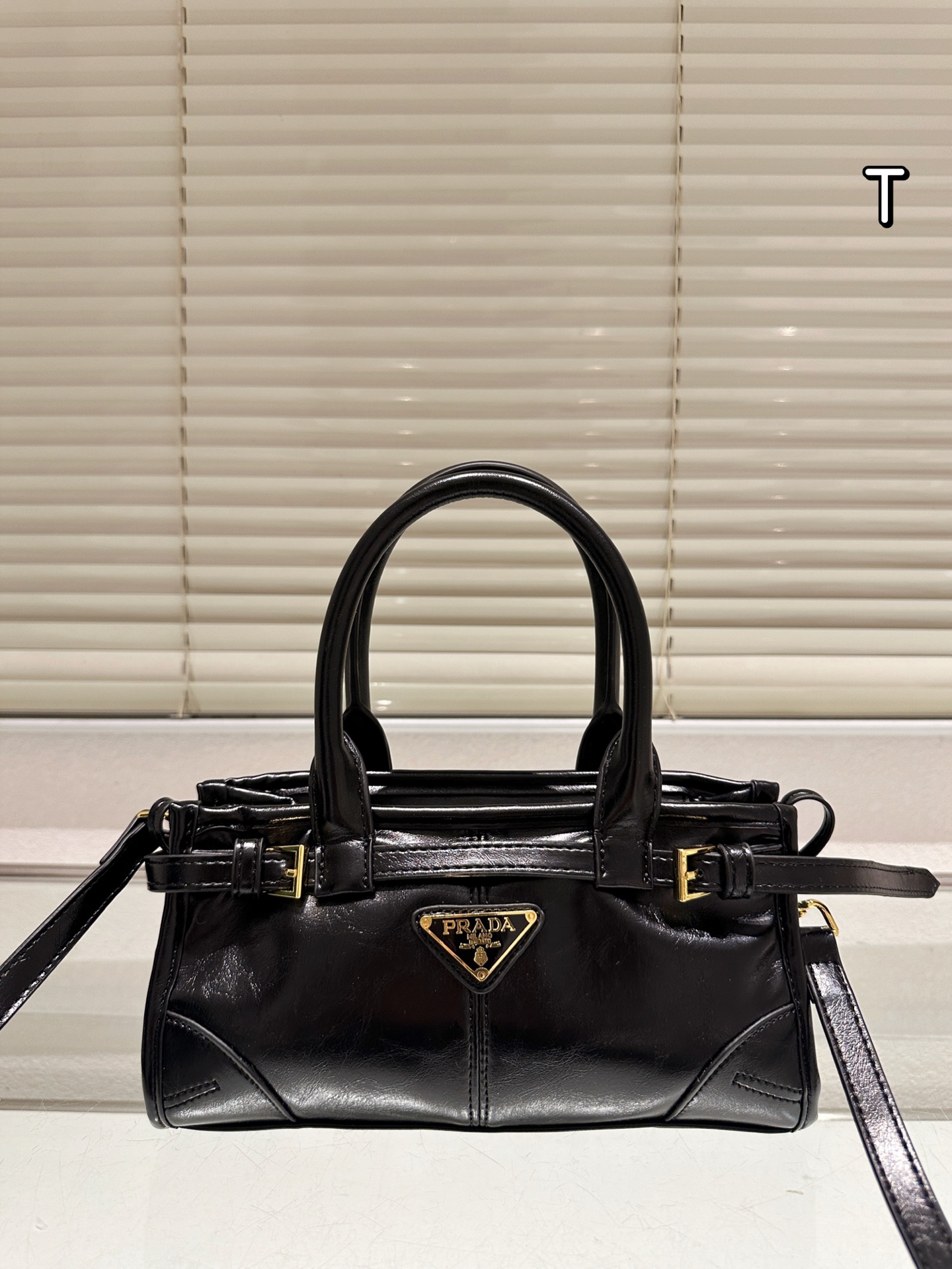 P230 P220 P215 prada 普拉达 soft lux 绝对逃不过这个腋下包 容量却很大! 日常用足够啦~ 尺寸 38cm 32cm 23cm