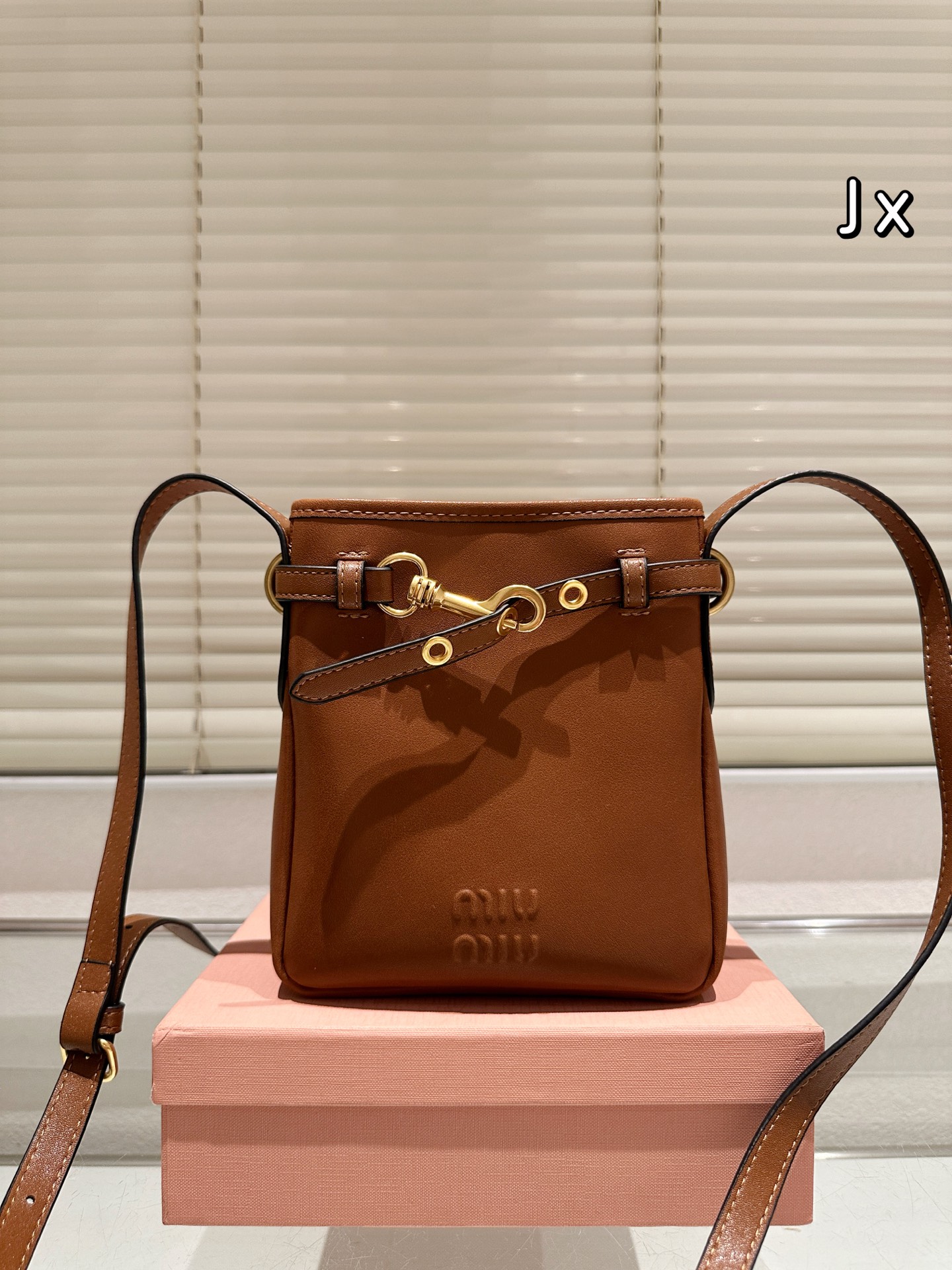 P250
miumiu新款斜挎包

Aventure 系列新款小水桶

半身轻盈好背

羊皮材质显质感

#MIUMIU