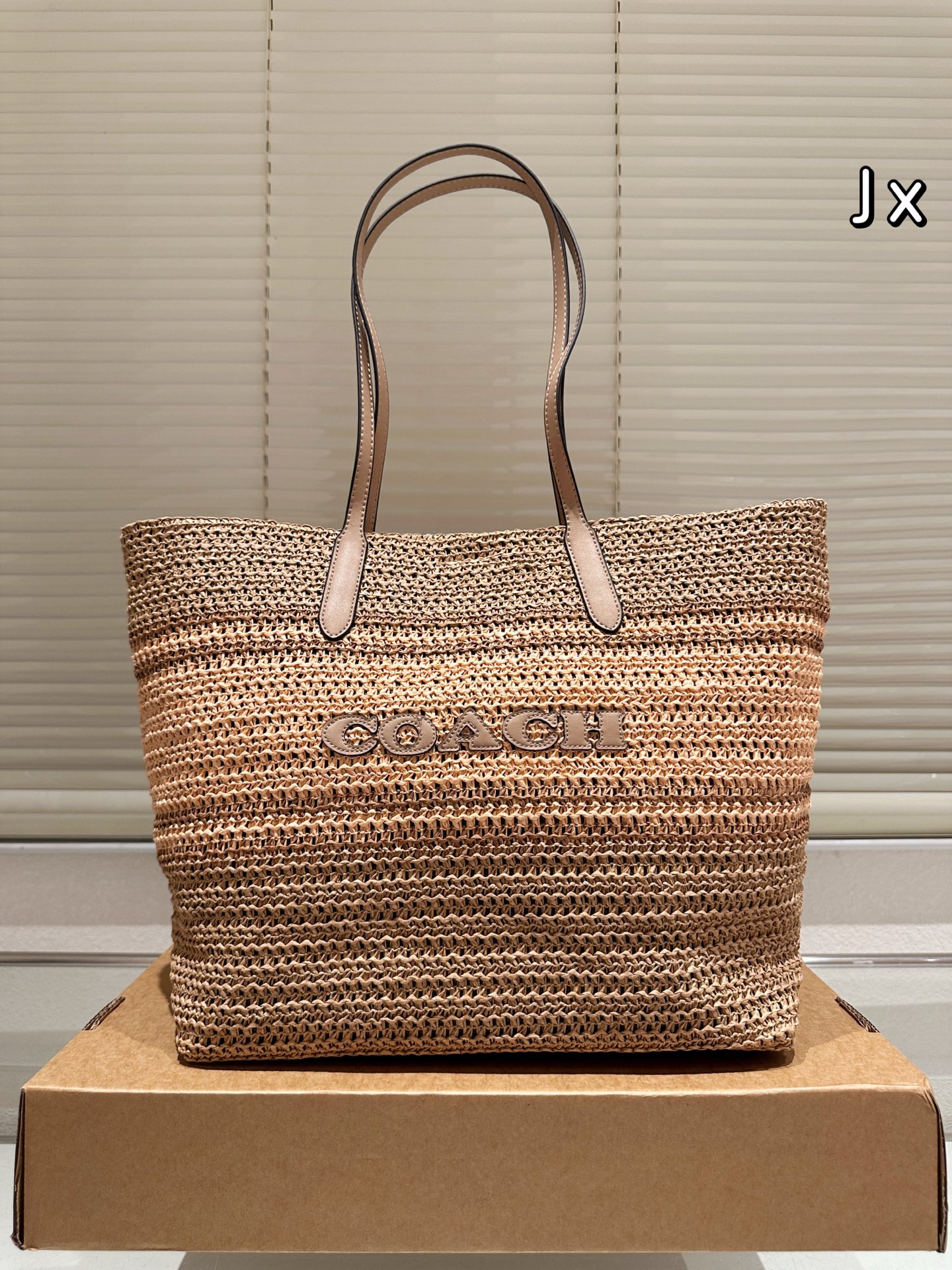 P220
coach拉菲草托特包

很温柔的颜色，夏天配各种风格的穿搭

自重轻33cm也很能装最近一直在背很抗造

开口45cm。能放电脑什么的