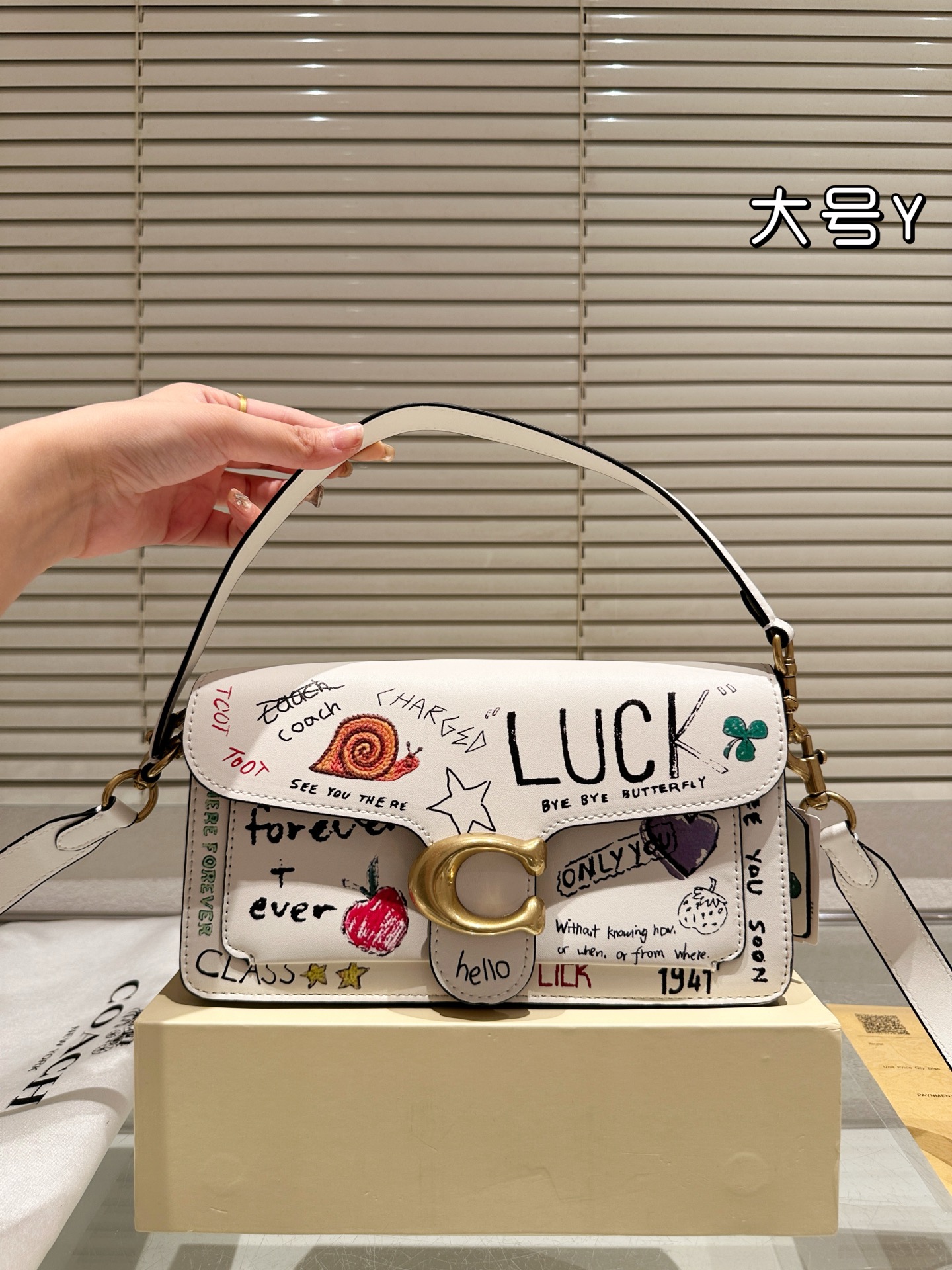Versión de piel de vaca, graffiti COACH | bolso tabby Dionysus, ¡el tabby Dionysus que ha sido popular durante muchos a…