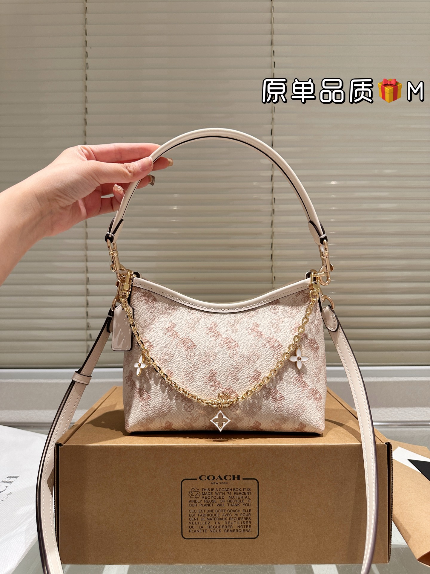 Original con colgante, Coach. No esperaba que el bolso de viaje en miniatura fuera tan lindo. El bolso de viaje en mini…