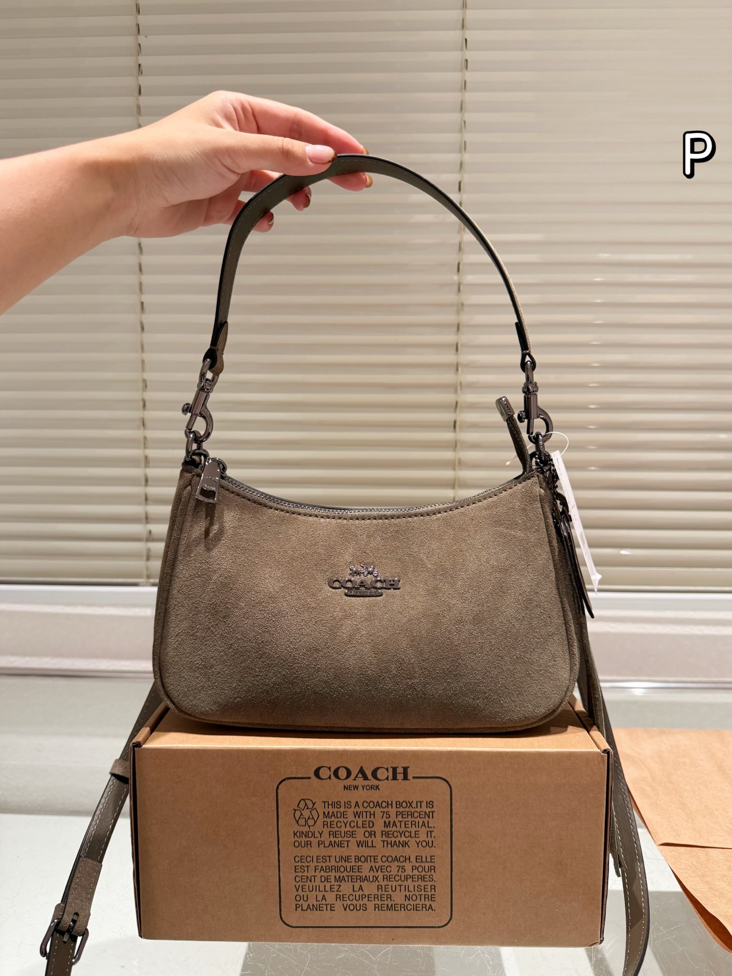 Versión piel de vaca, gamuza. El bolso de axila más popular de Coach ya está aquí. El bolso de axila más popular de la …