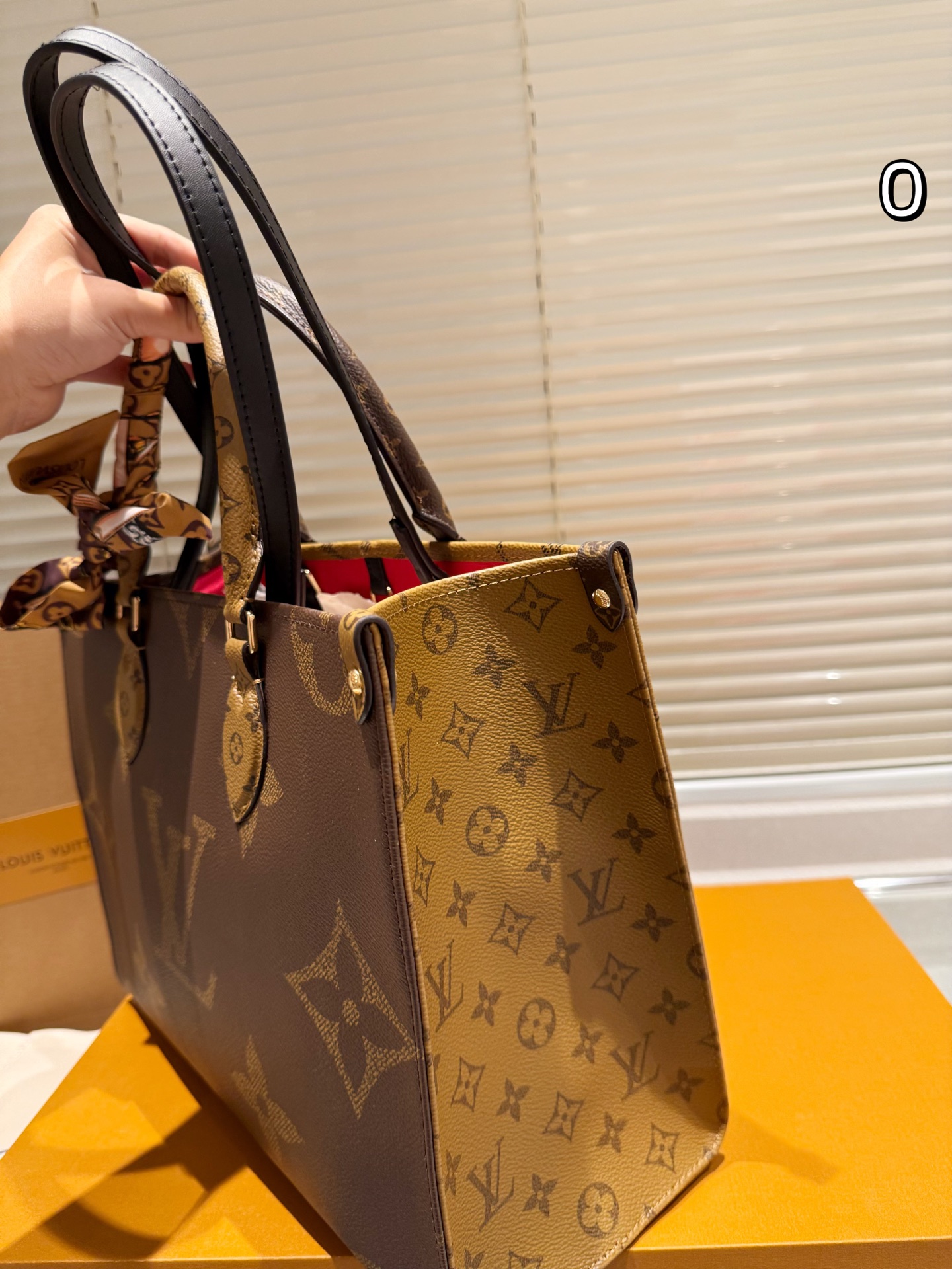 Louis Vuitton Onthego 36cm Bolso Tote con Pañuelo, Diseño Clásico y Espacioso 5 i1757951253030 2459 0 3