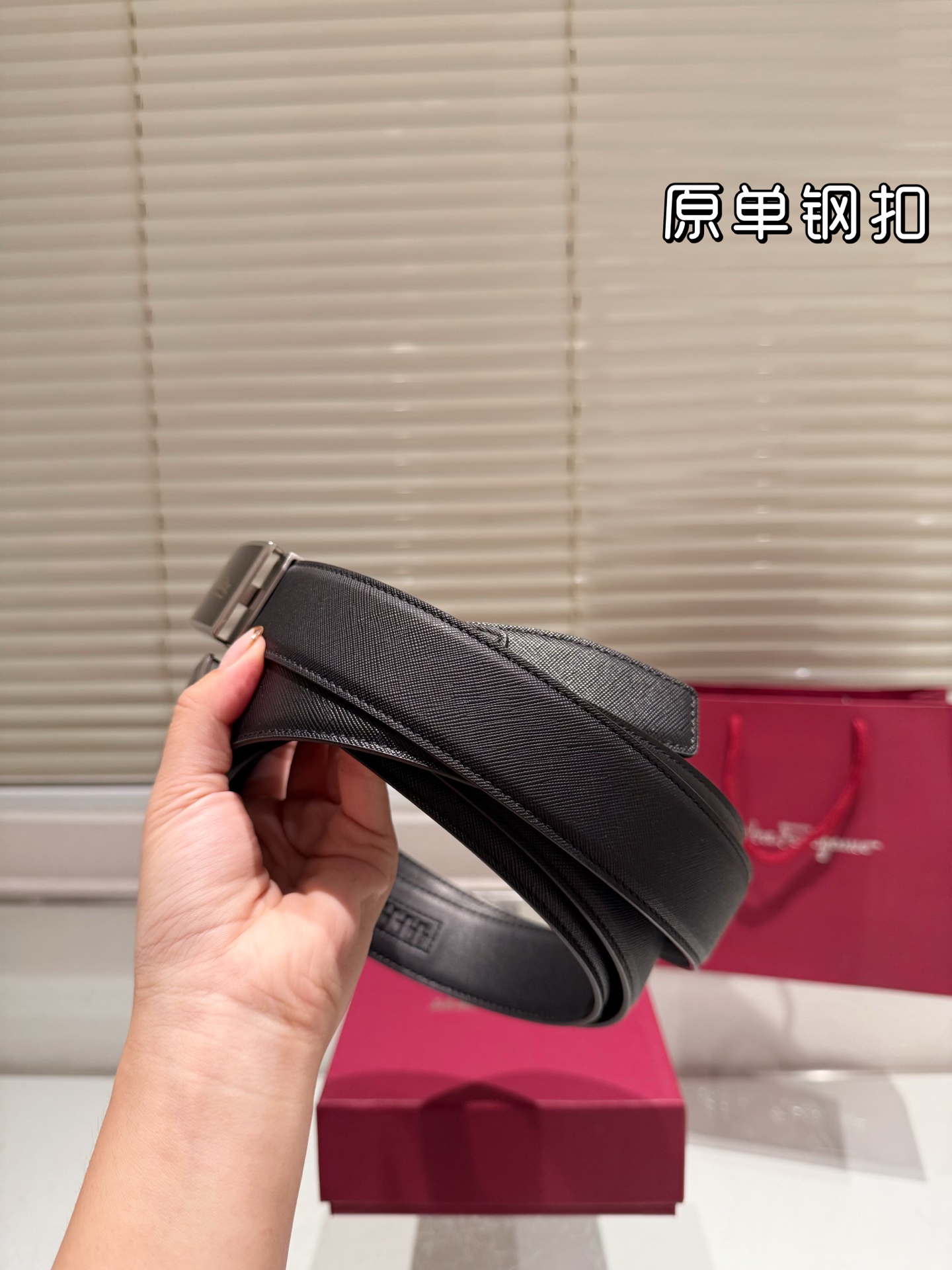 Elegante Cinturón Louis Vuitton de Cuero con Hebilla de Acero Inoxidable 4 i1758026517308 2607 0 2