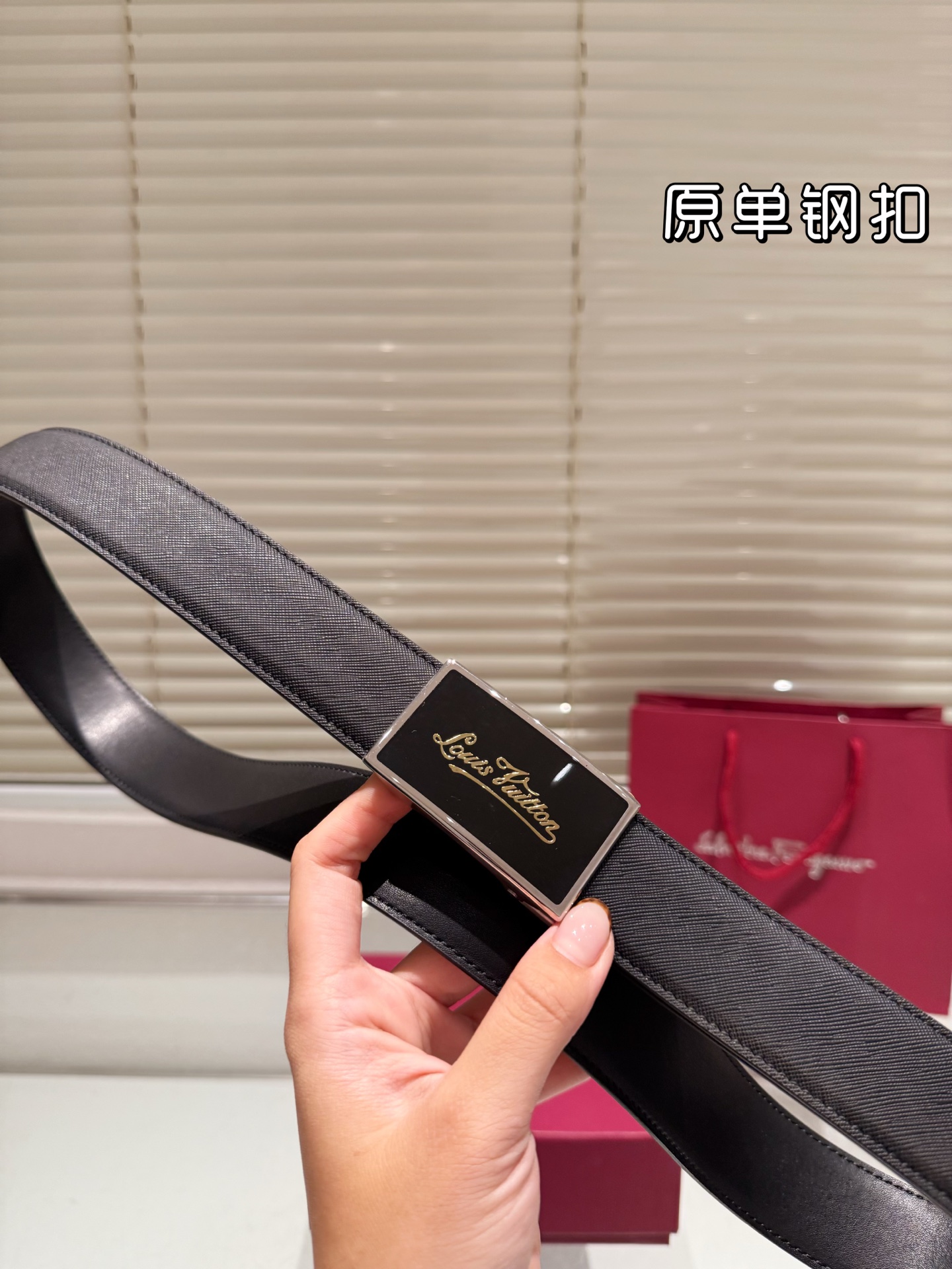 Elegante Cinturón Louis Vuitton de Cuero con Hebilla de Acero Inoxidable 6 i1758026517331 189 0 4