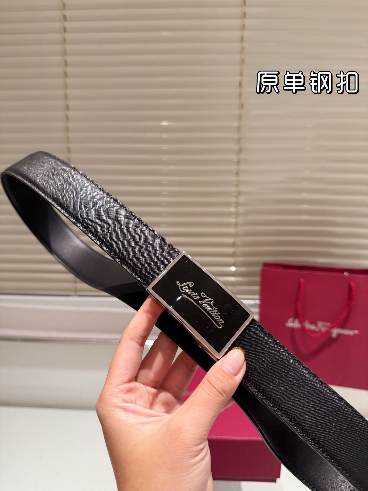 Elegante Cinturón Louis Vuitton de Cuero con Hebilla de Acero Inoxidable 9 i1758026518910 6211 0 7