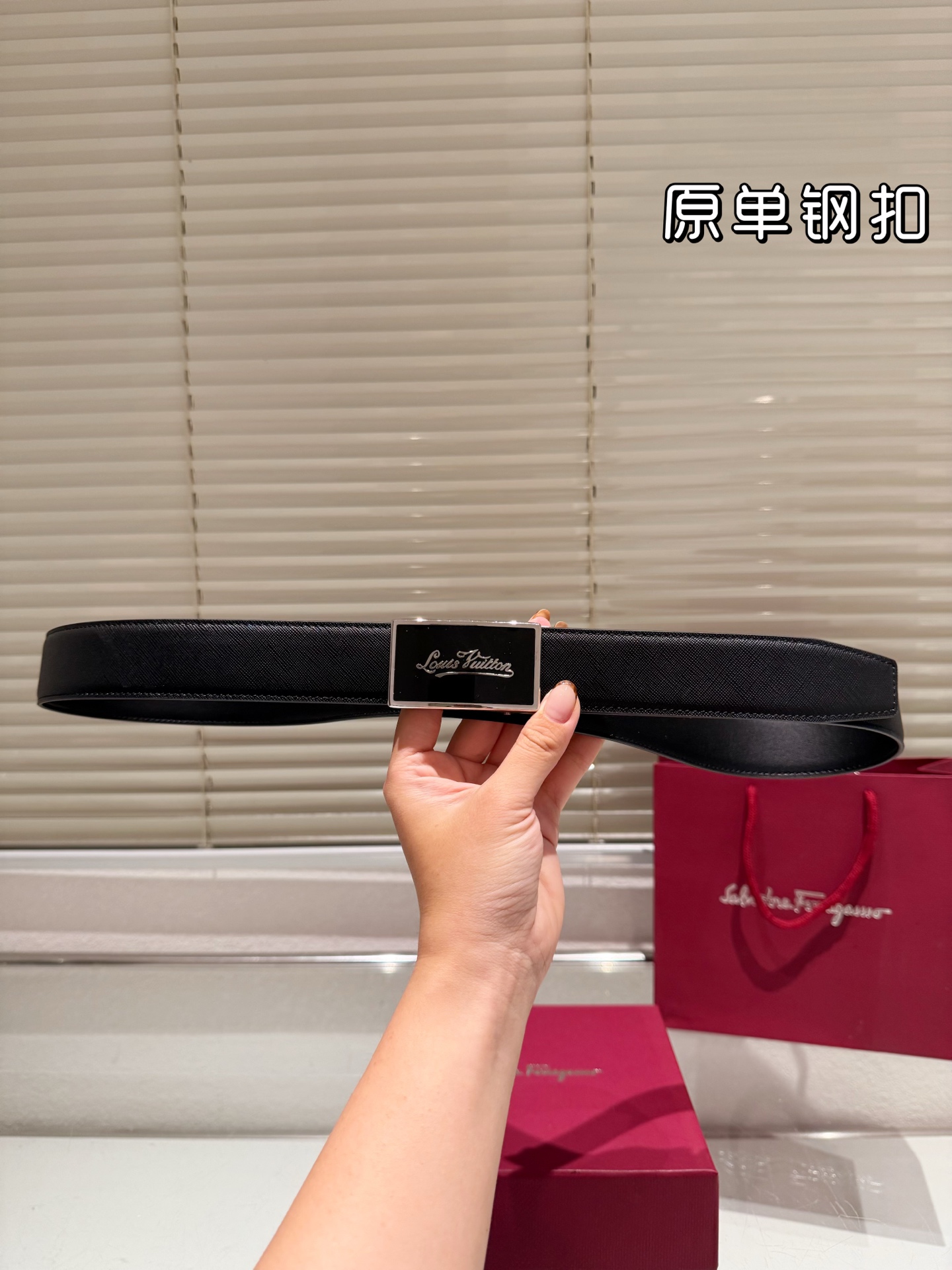 Elegante Cinturón Louis Vuitton de Cuero con Hebilla de Acero Inoxidable 10 i1758026518919 9391 0 8