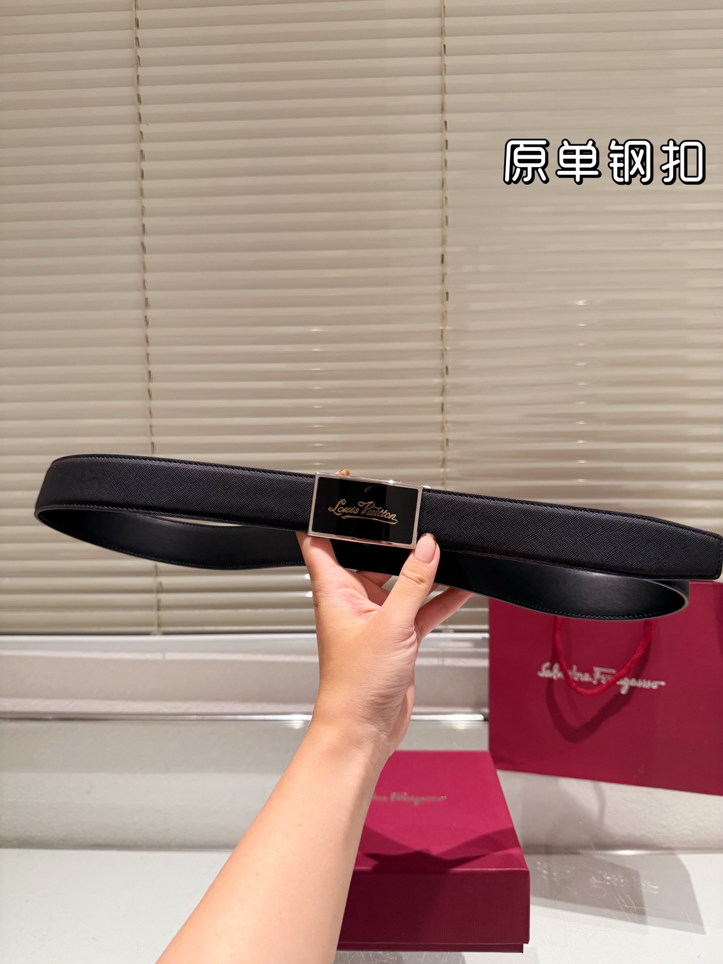 Elegante Cinturón Louis Vuitton de Cuero con Hebilla de Acero Inoxidable 7 i1758026518940 3040 0 5