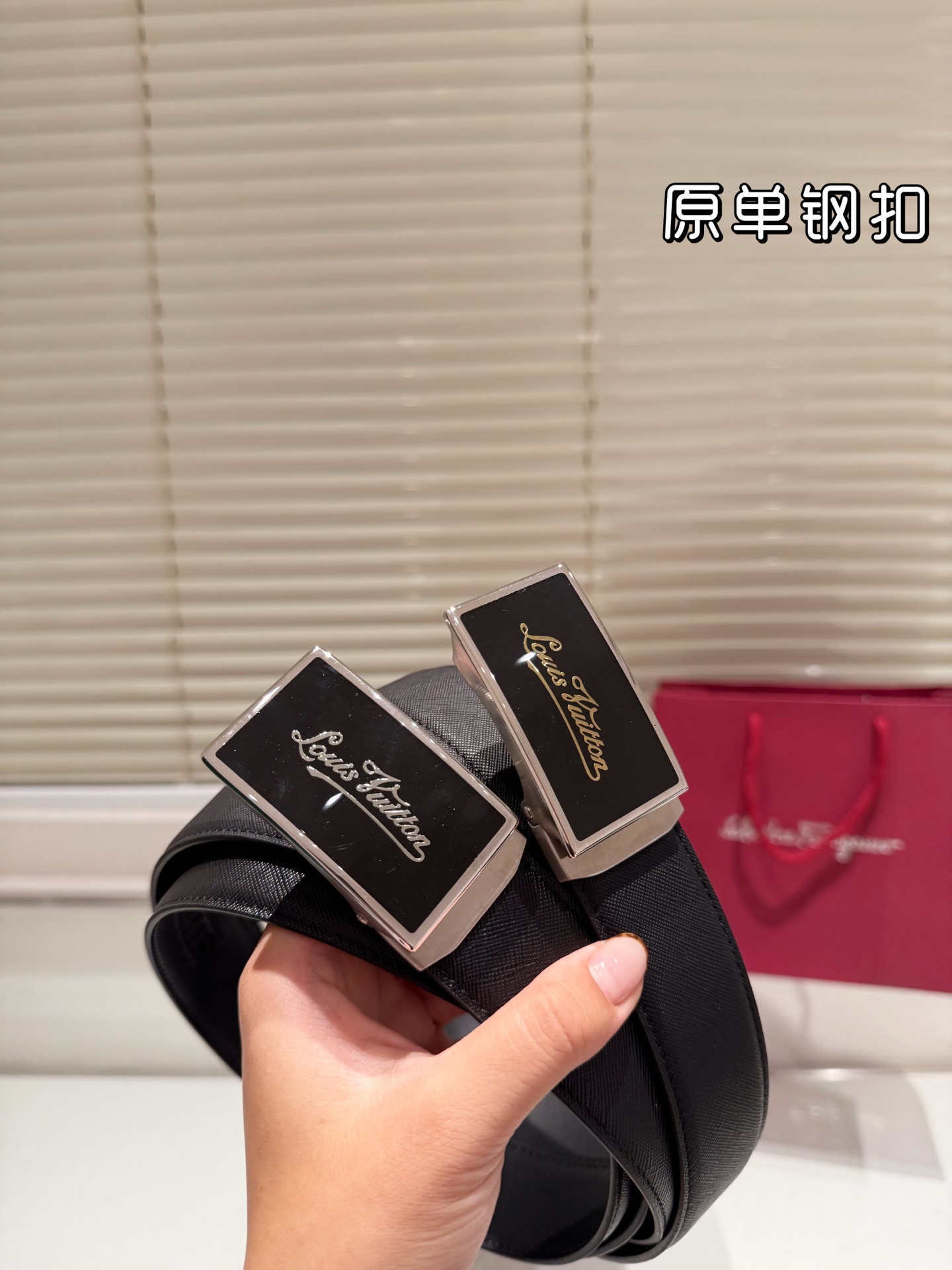 Elegante Cinturón Louis Vuitton de Cuero con Hebilla de Acero Inoxidable 3 i1758026518956 6057 0 1