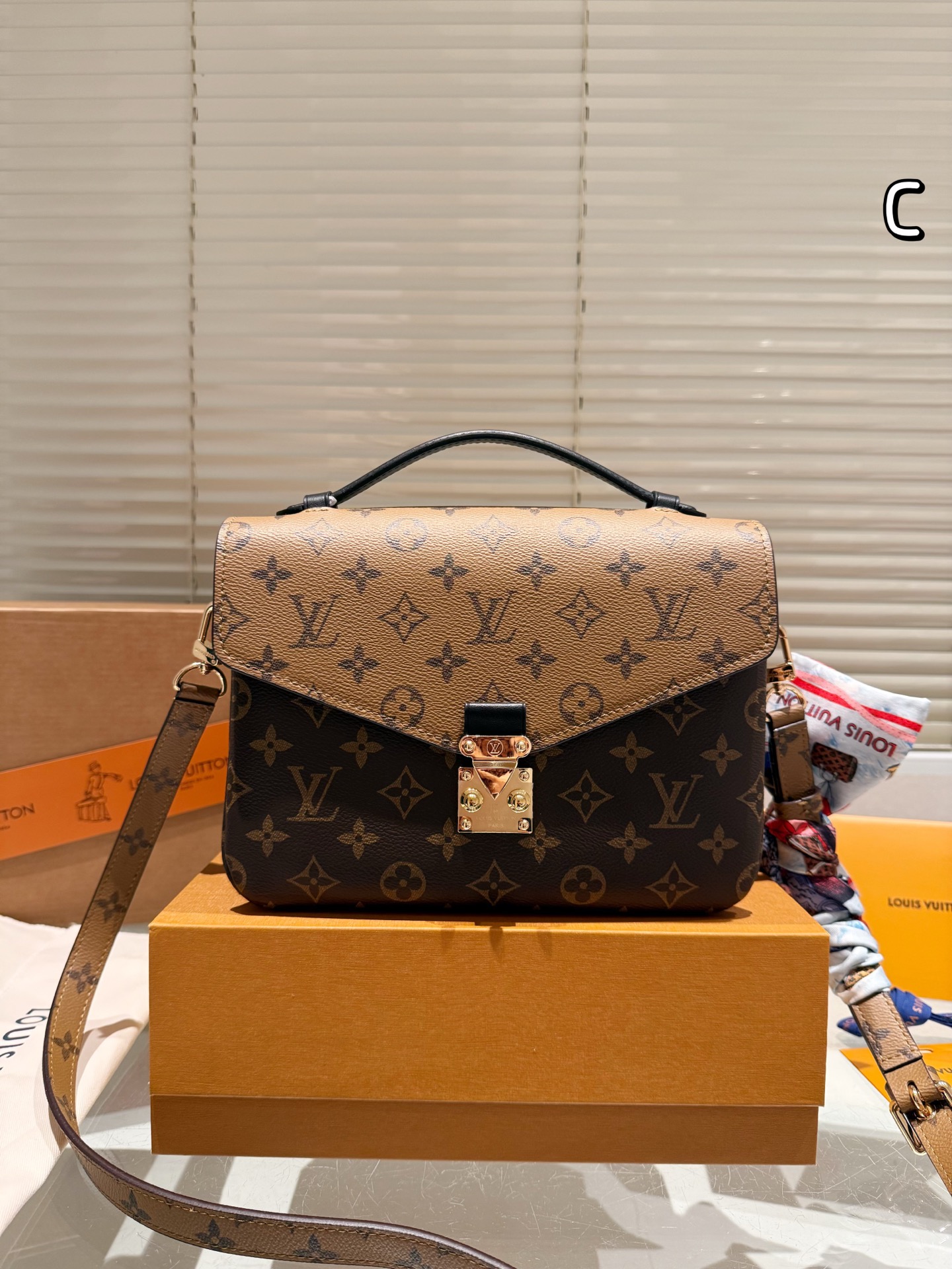 Elegante Bolso de Mensajero Métis Lv: Cuero, Monograma Clásico, Ideal para Llevar Todo