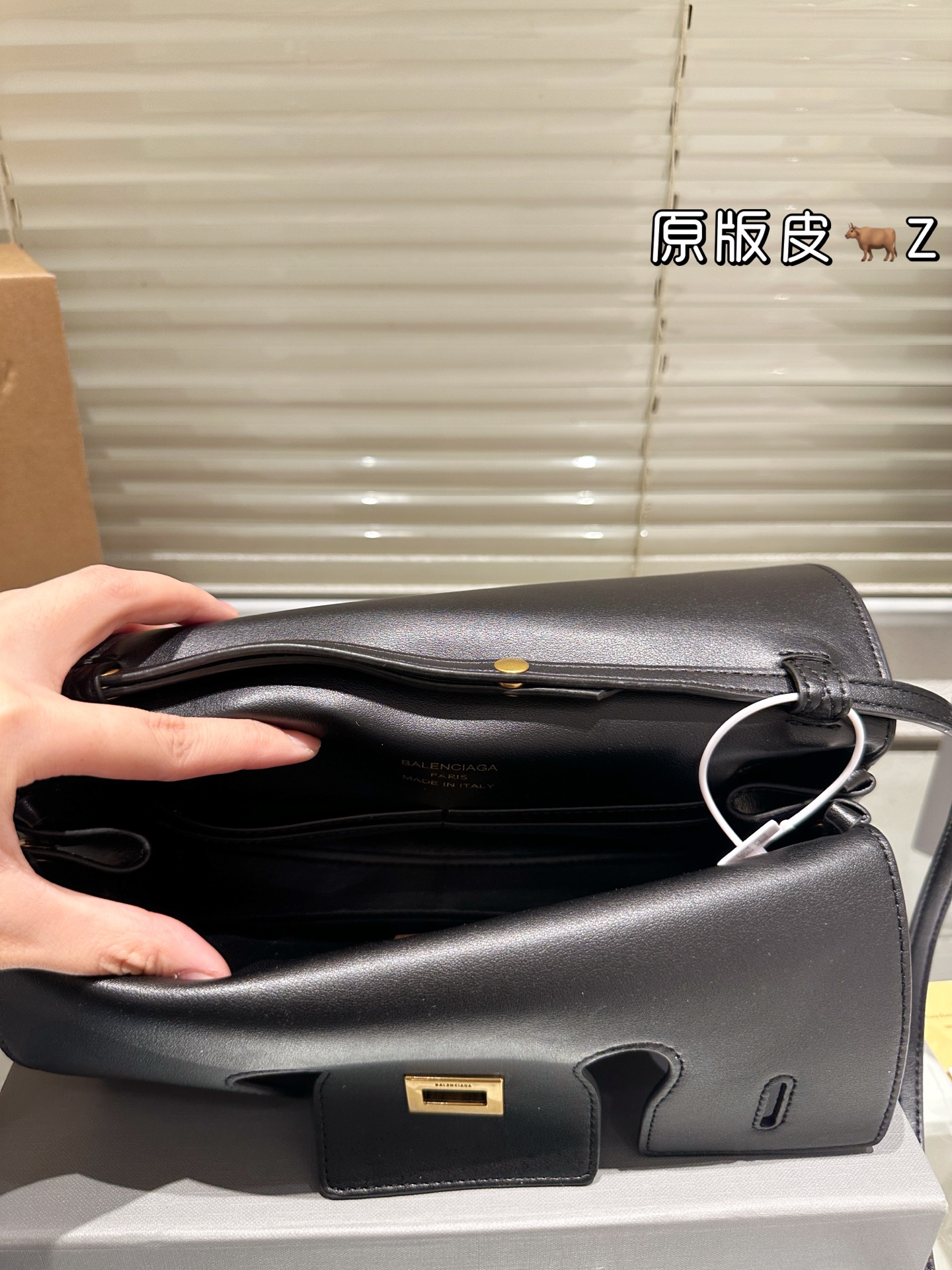 Bolso Belair Balenciaga de Piel Genuina, Diseño Práctico y Elegante 10 i1758293750135 3876 0 8