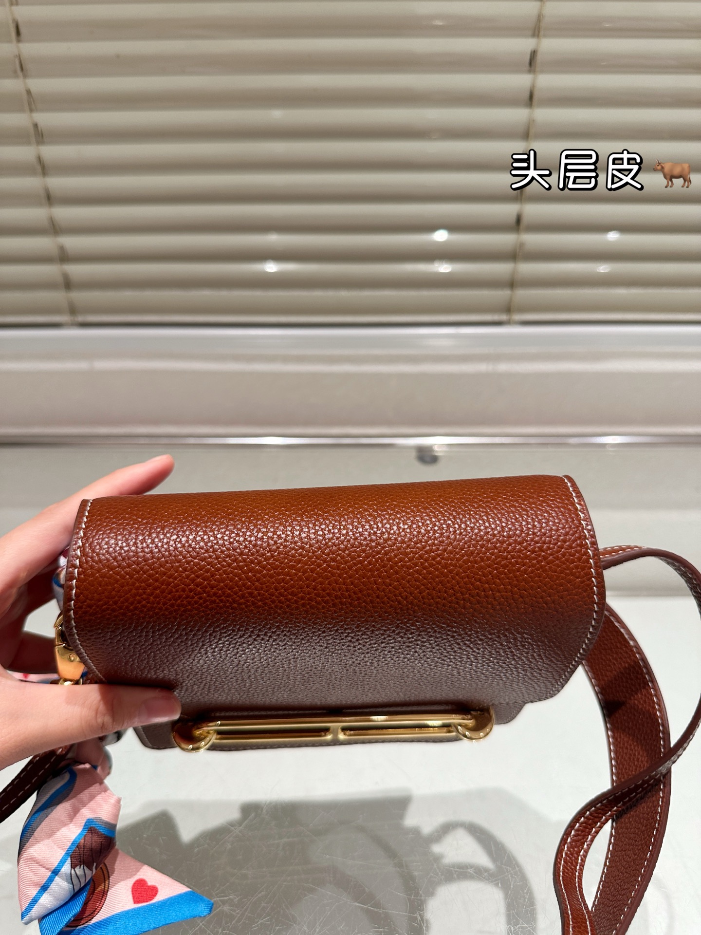 Hermès Roulis Slim Bolso de Hombro Marrón Cuero Genuino con Herrajes Dorados 4 i1758983519645 1100 0 2