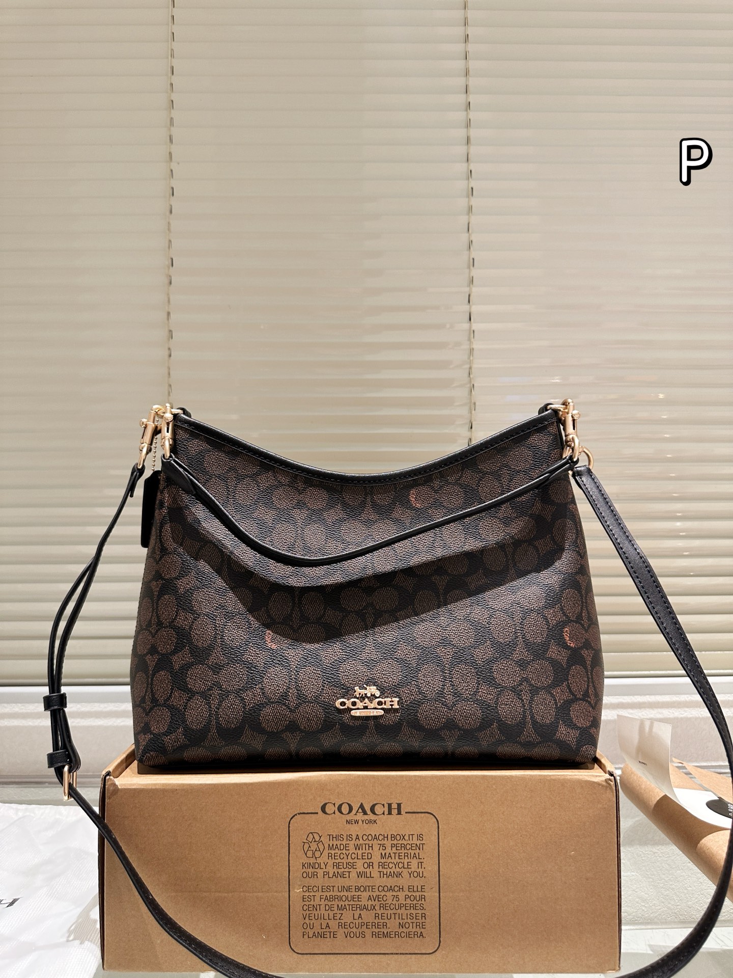 Bolso Coach Laurel de gran capacidad, excelente confección y forma, con dos correas, se puede llevar bajo el brazo o cr…