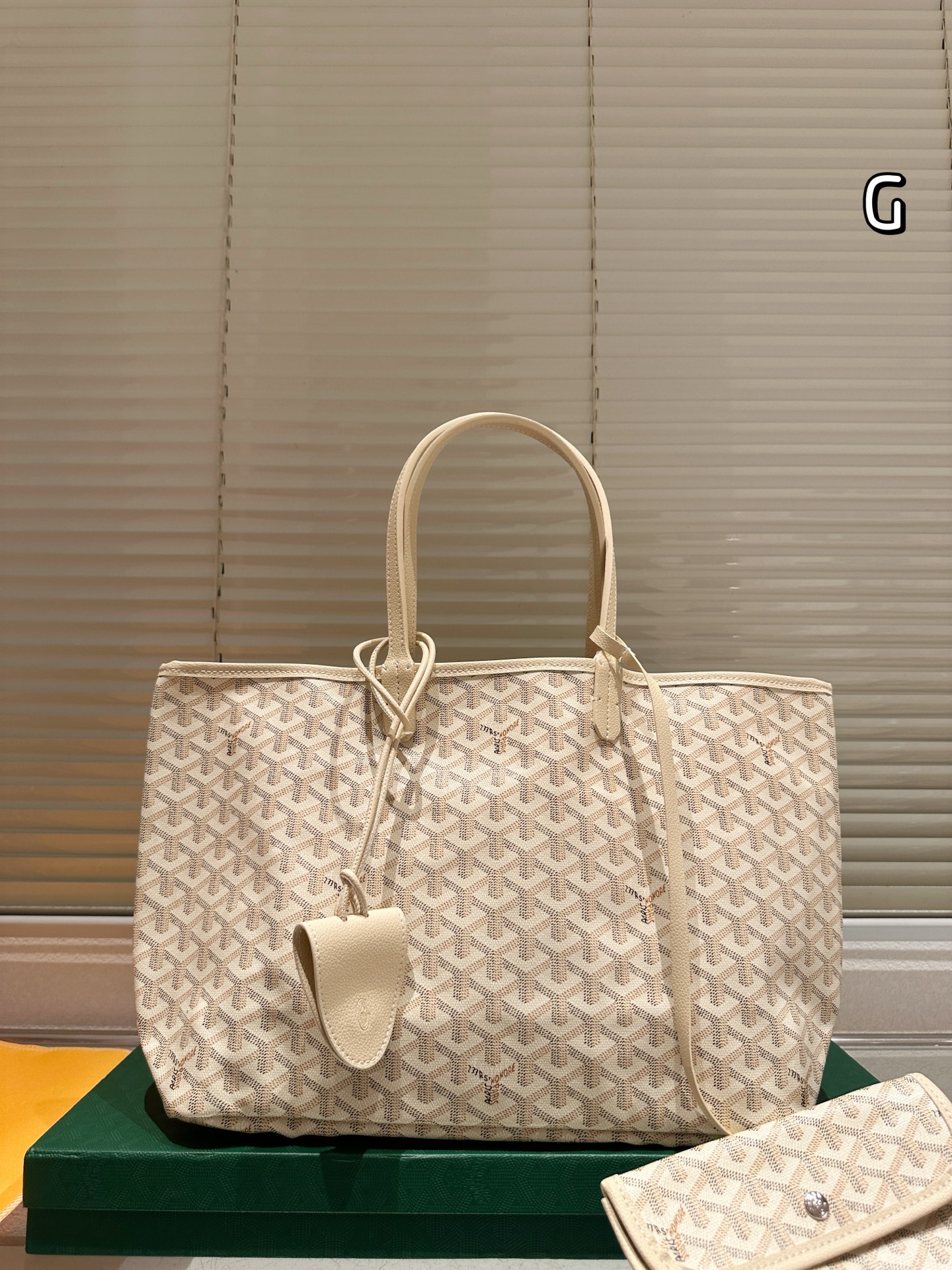 大人気偽物 トートバッグ ロゴ カーフスキン