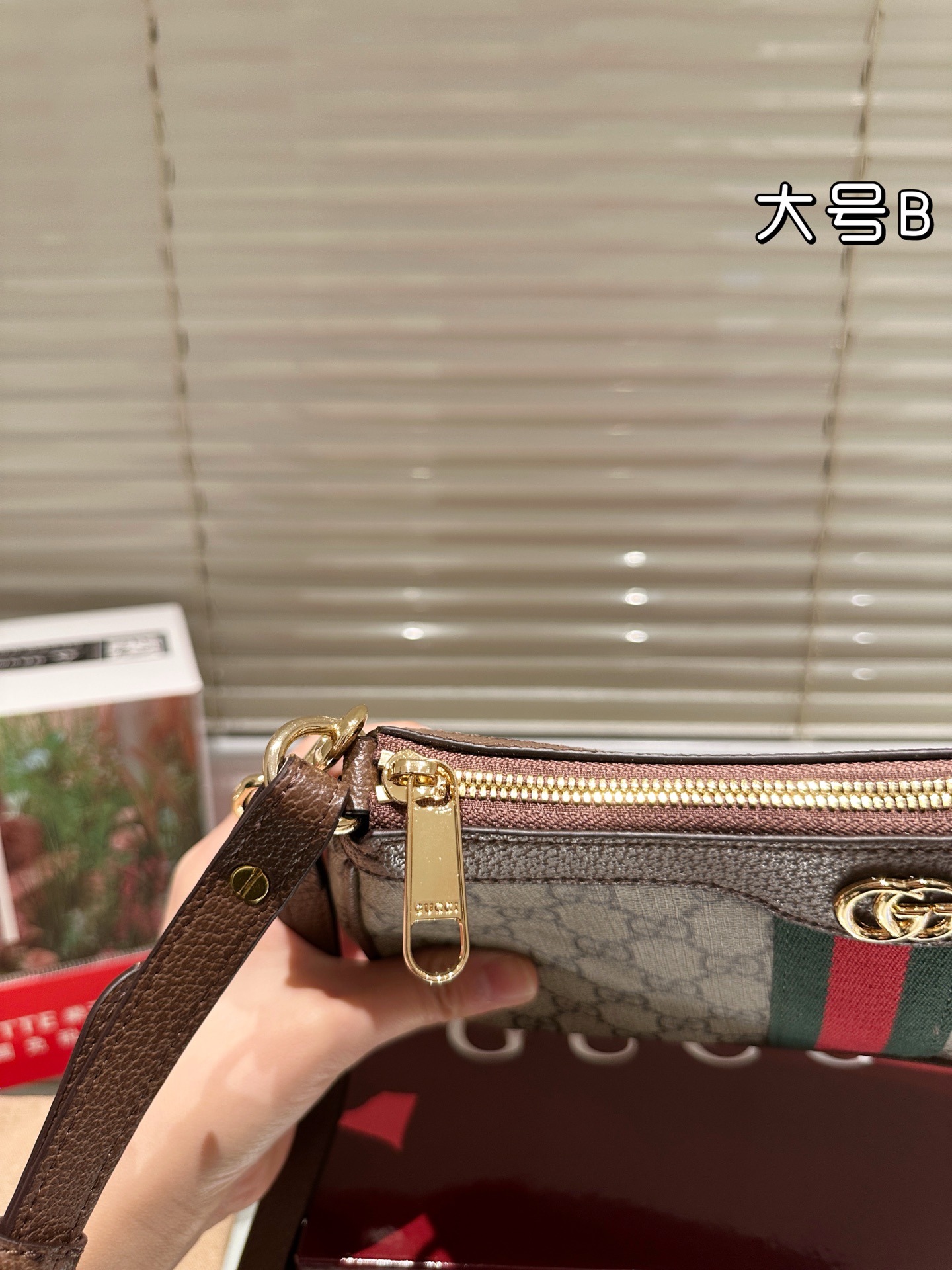 💰160包邮 复刻版 牛皮
Gucci Ophidia系列迷你单肩包​​
👜Gucci Ophidia迷你单肩包，米白+深棕帆布+双G织带，红绿条纹超有辨识度！复古优雅，迷你尺寸轻便出行，手机钥匙都能装下✨。肩带可调节，单肩斜挎都OK，百搭又实用。灵感来自罗马经典建筑，细节精致，日常通勤或休闲都能轻松驾驭，是Gucci热门入门款，复古控必入！💼
尺寸25 13cm