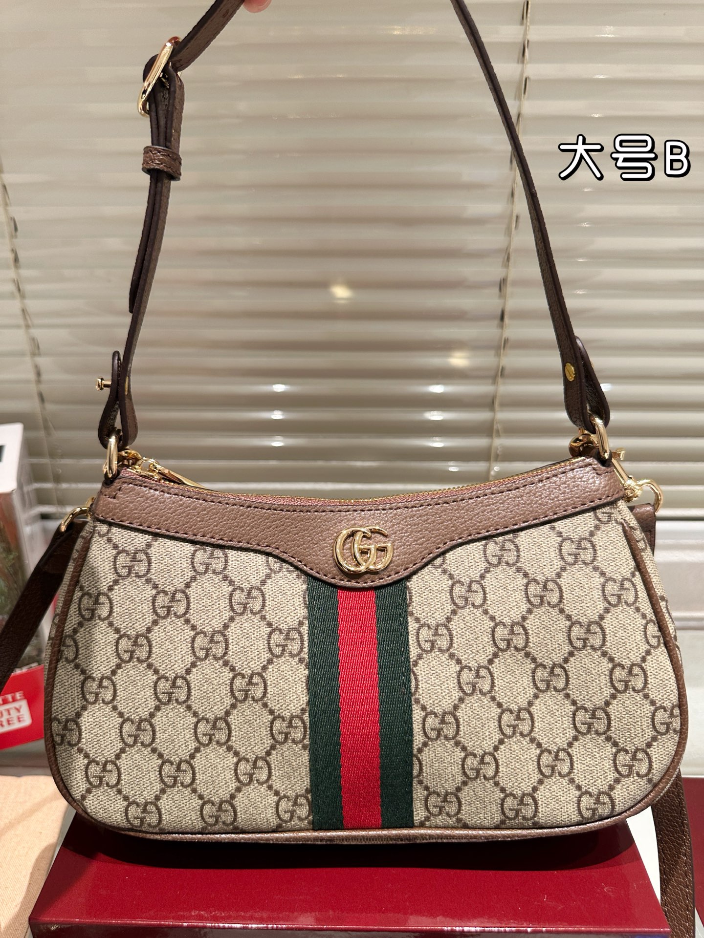 💰160包邮 复刻版 牛皮
Gucci Ophidia系列迷你单肩包​​
👜Gucci Ophidia迷你单肩包，米白+深棕帆布+双G织带，红绿条纹超有辨识度！复古优雅，迷你尺寸轻便出行，手机钥匙都能装下✨。肩带可调节，单肩斜挎都OK，百搭又实用。灵感来自罗马经典建筑，细节精致，日常通勤或休闲都能轻松驾驭，是Gucci热门入门款，复古控必入！💼
尺寸25 13cm