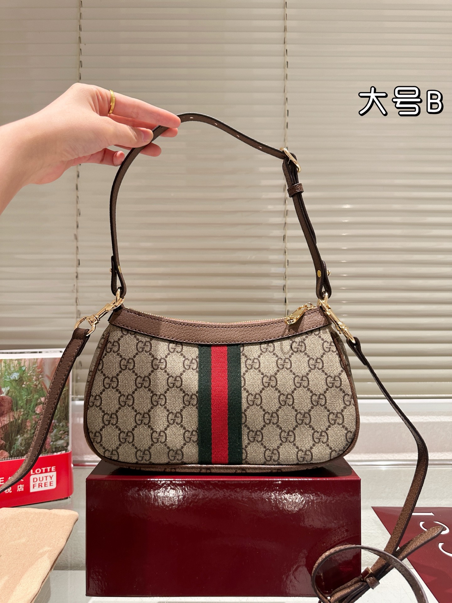 💰160包邮 复刻版 牛皮
Gucci Ophidia系列迷你单肩包​​
👜Gucci Ophidia迷你单肩包，米白+深棕帆布+双G织带，红绿条纹超有辨识度！复古优雅，迷你尺寸轻便出行，手机钥匙都能装下✨。肩带可调节，单肩斜挎都OK，百搭又实用。灵感来自罗马经典建筑，细节精致，日常通勤或休闲都能轻松驾驭，是Gucci热门入门款，复古控必入！💼
尺寸25 13cm