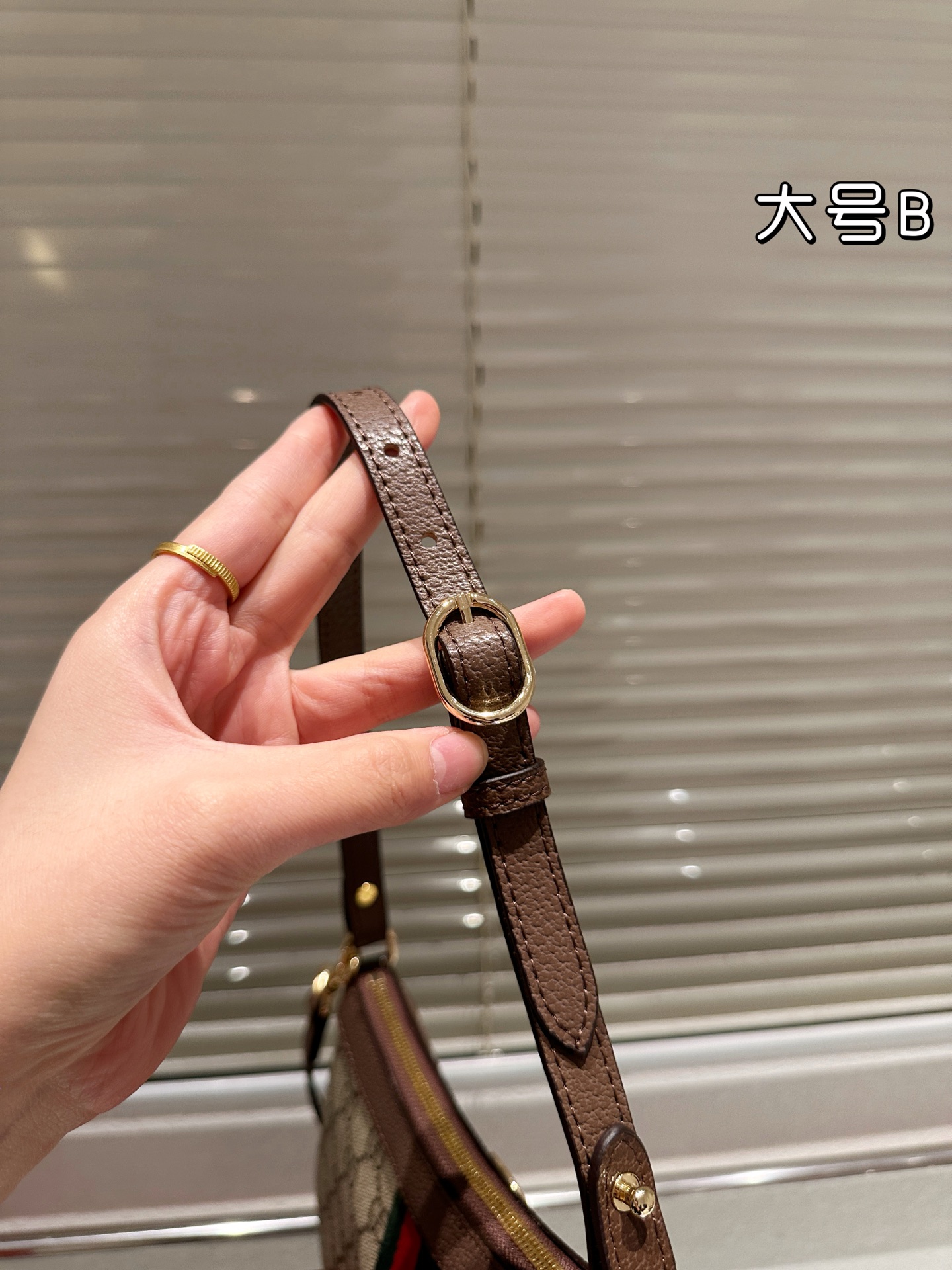 💰160包邮 复刻版 牛皮
Gucci Ophidia系列迷你单肩包​​
👜Gucci Ophidia迷你单肩包，米白+深棕帆布+双G织带，红绿条纹超有辨识度！复古优雅，迷你尺寸轻便出行，手机钥匙都能装下✨。肩带可调节，单肩斜挎都OK，百搭又实用。灵感来自罗马经典建筑，细节精致，日常通勤或休闲都能轻松驾驭，是Gucci热门入门款，复古控必入！💼
尺寸25 13cm