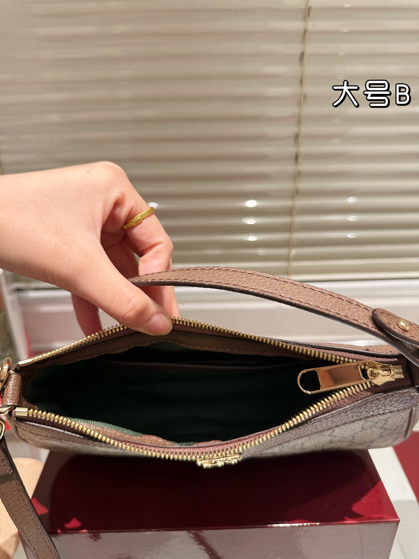💰160包邮 复刻版 牛皮
Gucci Ophidia系列迷你单肩包​​
👜Gucci Ophidia迷你单肩包，米白+深棕帆布+双G织带，红绿条纹超有辨识度！复古优雅，迷你尺寸轻便出行，手机钥匙都能装下✨。肩带可调节，单肩斜挎都OK，百搭又实用。灵感来自罗马经典建筑，细节精致，日常通勤或休闲都能轻松驾驭，是Gucci热门入门款，复古控必入！💼
尺寸25 13cm