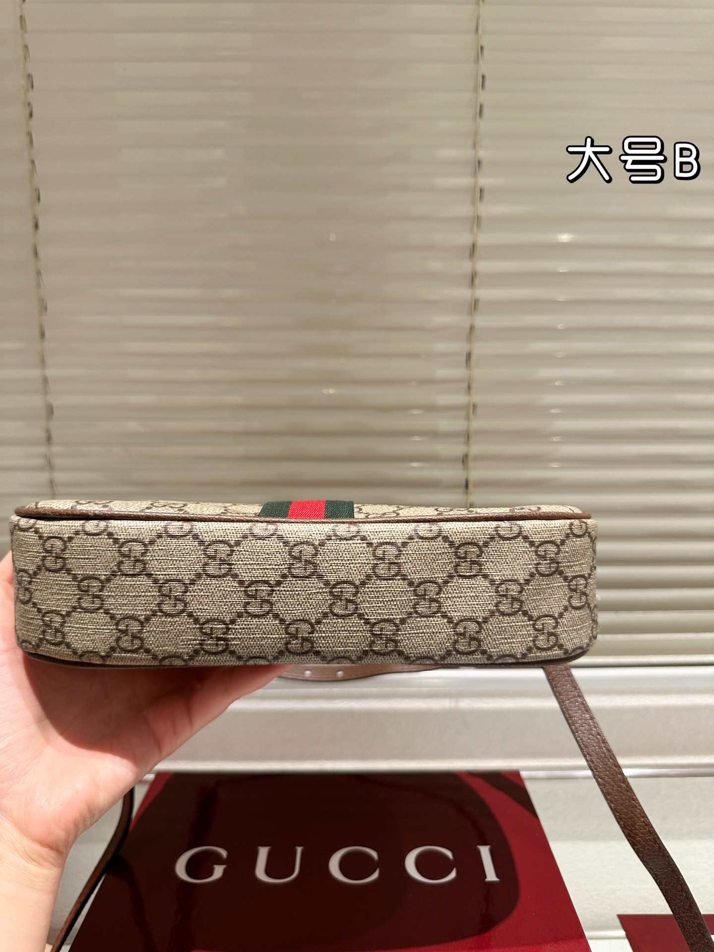 💰160包邮 复刻版 牛皮
Gucci Ophidia系列迷你单肩包​​
👜Gucci Ophidia迷你单肩包，米白+深棕帆布+双G织带，红绿条纹超有辨识度！复古优雅，迷你尺寸轻便出行，手机钥匙都能装下✨。肩带可调节，单肩斜挎都OK，百搭又实用。灵感来自罗马经典建筑，细节精致，日常通勤或休闲都能轻松驾驭，是Gucci热门入门款，复古控必入！💼
尺寸25 13cm