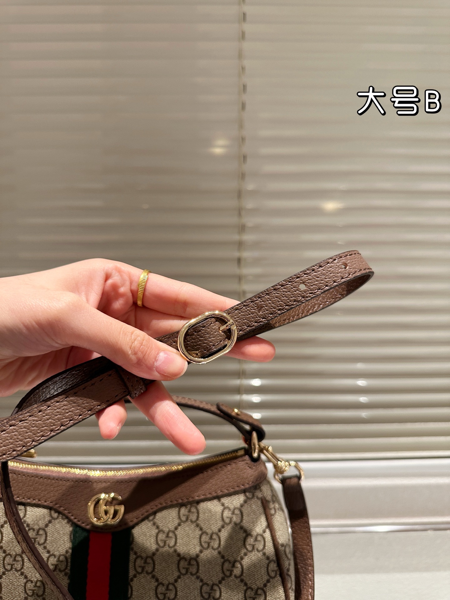 💰160包邮 复刻版 牛皮
Gucci Ophidia系列迷你单肩包​​
👜Gucci Ophidia迷你单肩包，米白+深棕帆布+双G织带，红绿条纹超有辨识度！复古优雅，迷你尺寸轻便出行，手机钥匙都能装下✨。肩带可调节，单肩斜挎都OK，百搭又实用。灵感来自罗马经典建筑，细节精致，日常通勤或休闲都能轻松驾驭，是Gucci热门入门款，复古控必入！💼
尺寸25 13cm