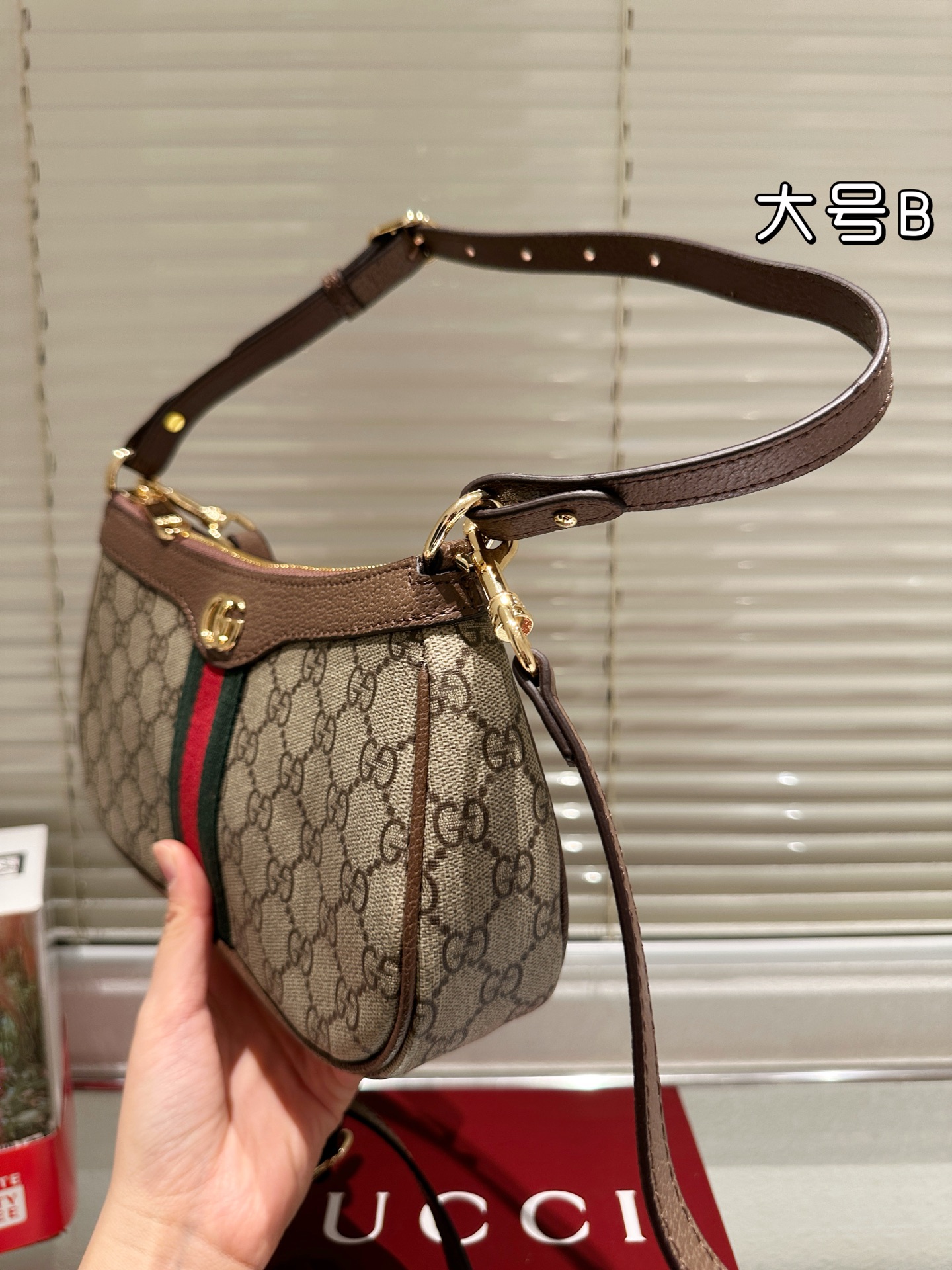 💰160包邮 复刻版 牛皮
Gucci Ophidia系列迷你单肩包​​
👜Gucci Ophidia迷你单肩包，米白+深棕帆布+双G织带，红绿条纹超有辨识度！复古优雅，迷你尺寸轻便出行，手机钥匙都能装下✨。肩带可调节，单肩斜挎都OK，百搭又实用。灵感来自罗马经典建筑，细节精致，日常通勤或休闲都能轻松驾驭，是Gucci热门入门款，复古控必入！💼
尺寸25 13cm