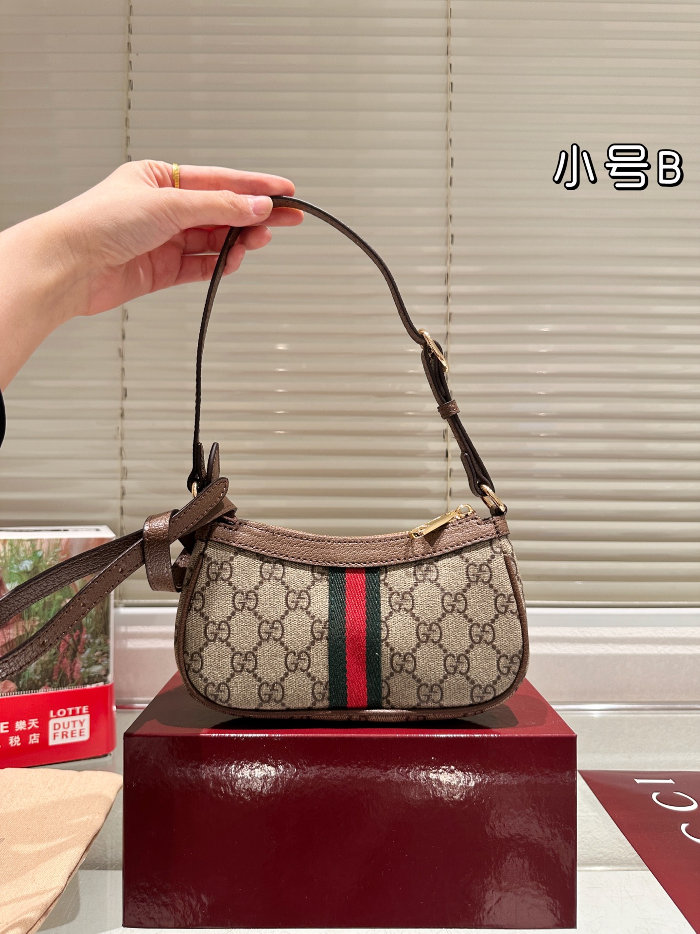 💰140包邮 复刻版 牛皮 
Gucci Ophidia系列迷你单肩包​​
👜Gucci Ophidia迷你单肩包，米白+深棕帆布+双G织带，红绿条纹超有辨识度！复古优雅，迷你尺寸轻便出行，手机钥匙都能装下✨。肩带可调节，单肩斜挎都OK，百搭又实用。灵感来自罗马经典建筑，细节精致，日常通勤或休闲都能轻松驾驭，是Gucci热门入门款，复古控必入！💼
尺寸19 10cm