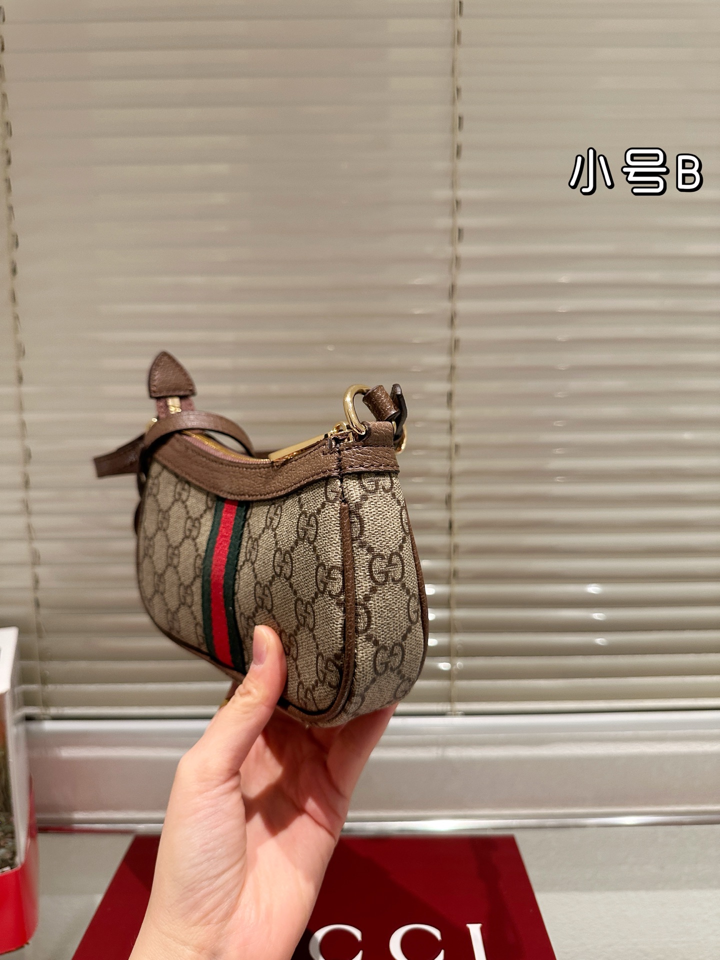 💰140包邮 复刻版 牛皮 
Gucci Ophidia系列迷你单肩包​​
👜Gucci Ophidia迷你单肩包，米白+深棕帆布+双G织带，红绿条纹超有辨识度！复古优雅，迷你尺寸轻便出行，手机钥匙都能装下✨。肩带可调节，单肩斜挎都OK，百搭又实用。灵感来自罗马经典建筑，细节精致，日常通勤或休闲都能轻松驾驭，是Gucci热门入门款，复古控必入！💼
尺寸19 10cm