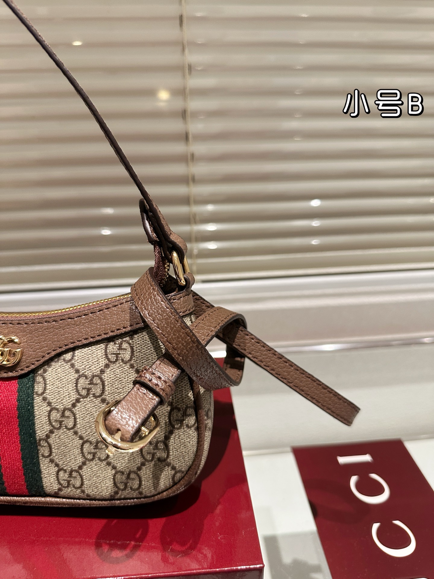 💰140包邮 复刻版 牛皮 
Gucci Ophidia系列迷你单肩包​​
👜Gucci Ophidia迷你单肩包，米白+深棕帆布+双G织带，红绿条纹超有辨识度！复古优雅，迷你尺寸轻便出行，手机钥匙都能装下✨。肩带可调节，单肩斜挎都OK，百搭又实用。灵感来自罗马经典建筑，细节精致，日常通勤或休闲都能轻松驾驭，是Gucci热门入门款，复古控必入！💼
尺寸19 10cm