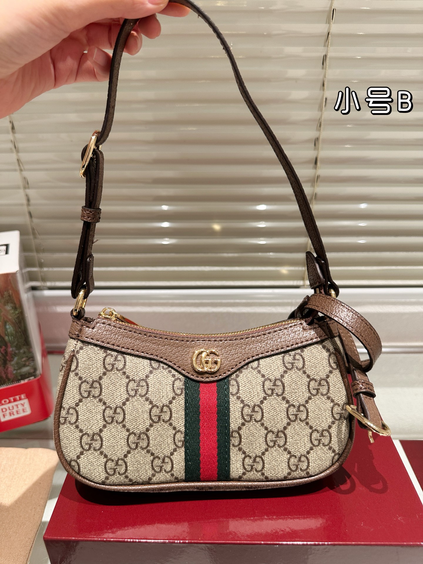 💰140包邮 复刻版 牛皮 
Gucci Ophidia系列迷你单肩包​​
👜Gucci Ophidia迷你单肩包，米白+深棕帆布+双G织带，红绿条纹超有辨识度！复古优雅，迷你尺寸轻便出行，手机钥匙都能装下✨。肩带可调节，单肩斜挎都OK，百搭又实用。灵感来自罗马经典建筑，细节精致，日常通勤或休闲都能轻松驾驭，是Gucci热门入门款，复古控必入！💼
尺寸19 10cm