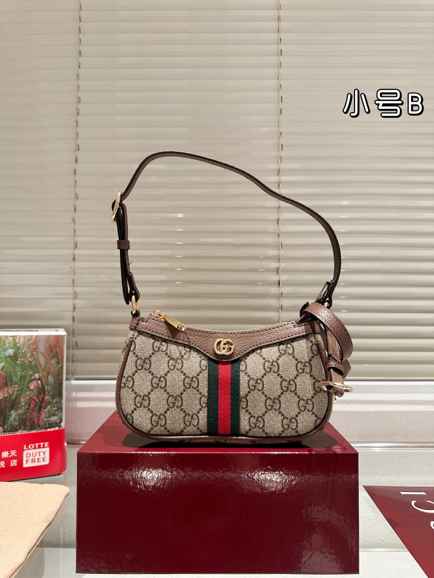 💰140包邮 复刻版 牛皮 
Gucci Ophidia系列迷你单肩包​​
👜Gucci Ophidia迷你单肩包，米白+深棕帆布+双G织带，红绿条纹超有辨识度！复古优雅，迷你尺寸轻便出行，手机钥匙都能装下✨。肩带可调节，单肩斜挎都OK，百搭又实用。灵感来自罗马经典建筑，细节精致，日常通勤或休闲都能轻松驾驭，是Gucci热门入门款，复古控必入！💼
尺寸19 10cm