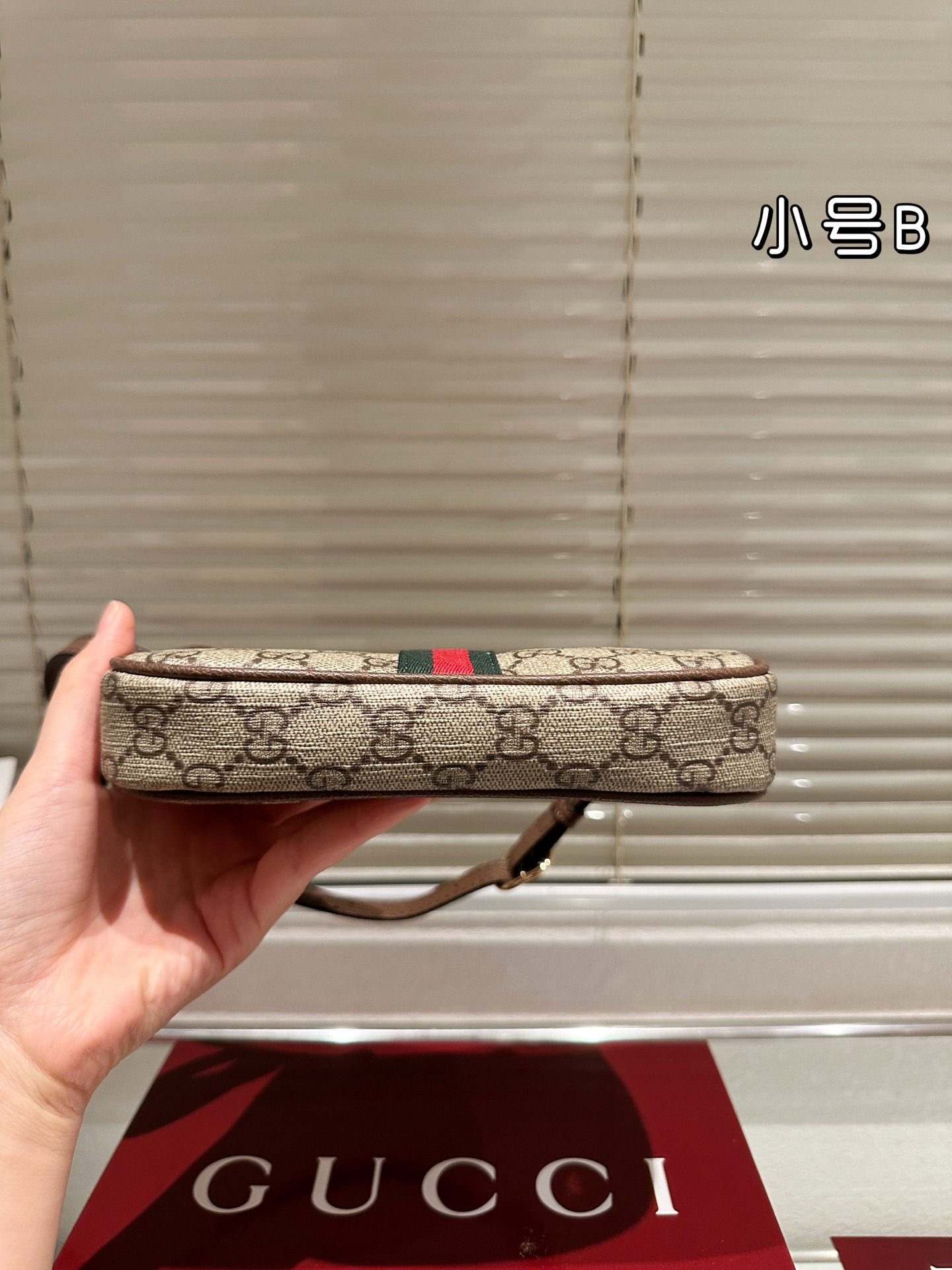 💰140包邮 复刻版 牛皮 
Gucci Ophidia系列迷你单肩包​​
👜Gucci Ophidia迷你单肩包，米白+深棕帆布+双G织带，红绿条纹超有辨识度！复古优雅，迷你尺寸轻便出行，手机钥匙都能装下✨。肩带可调节，单肩斜挎都OK，百搭又实用。灵感来自罗马经典建筑，细节精致，日常通勤或休闲都能轻松驾驭，是Gucci热门入门款，复古控必入！💼
尺寸19 10cm