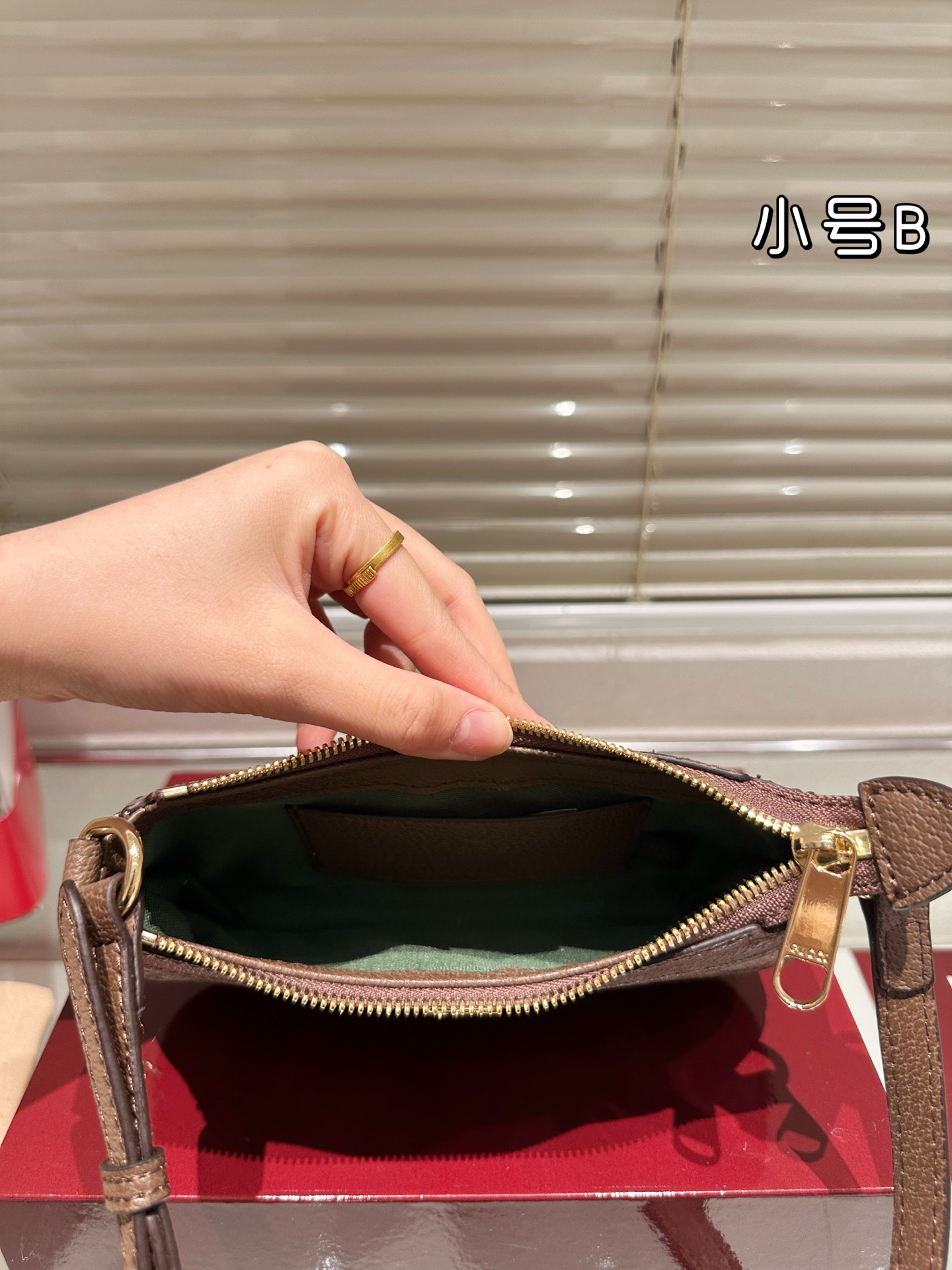 💰140包邮 复刻版 牛皮 
Gucci Ophidia系列迷你单肩包​​
👜Gucci Ophidia迷你单肩包，米白+深棕帆布+双G织带，红绿条纹超有辨识度！复古优雅，迷你尺寸轻便出行，手机钥匙都能装下✨。肩带可调节，单肩斜挎都OK，百搭又实用。灵感来自罗马经典建筑，细节精致，日常通勤或休闲都能轻松驾驭，是Gucci热门入门款，复古控必入！💼
尺寸19 10cm