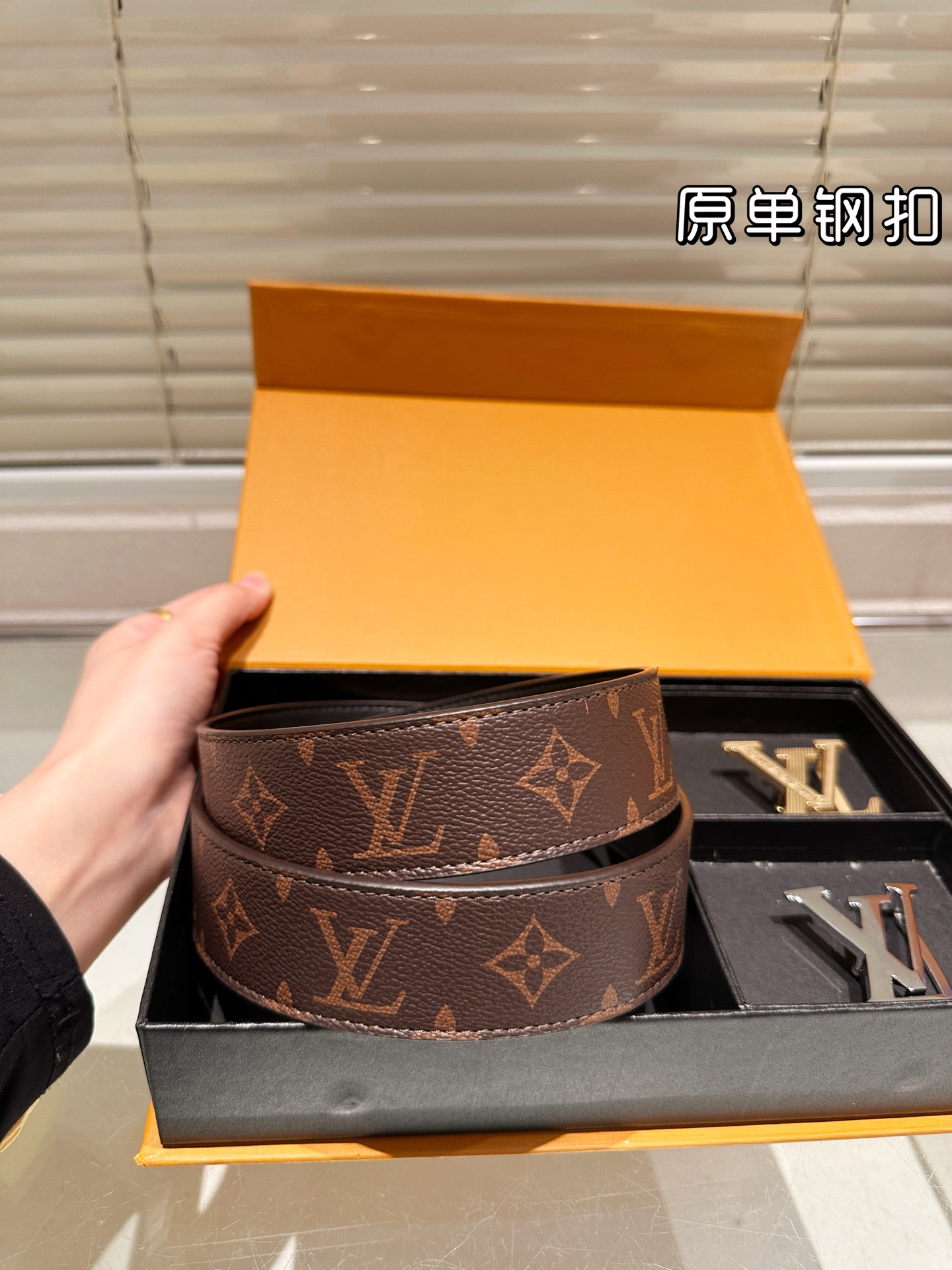 双头‼️💰200包邮 钢扣
高版本！腰带[嘿哈]lv牛皮🐂皮带～热门款 男女通用皮带里面最火的版本啦～质量很好 全套包装！五金绝对不褪色 皮带头和专柜一样的哦～ 配礼盒手提袋发票