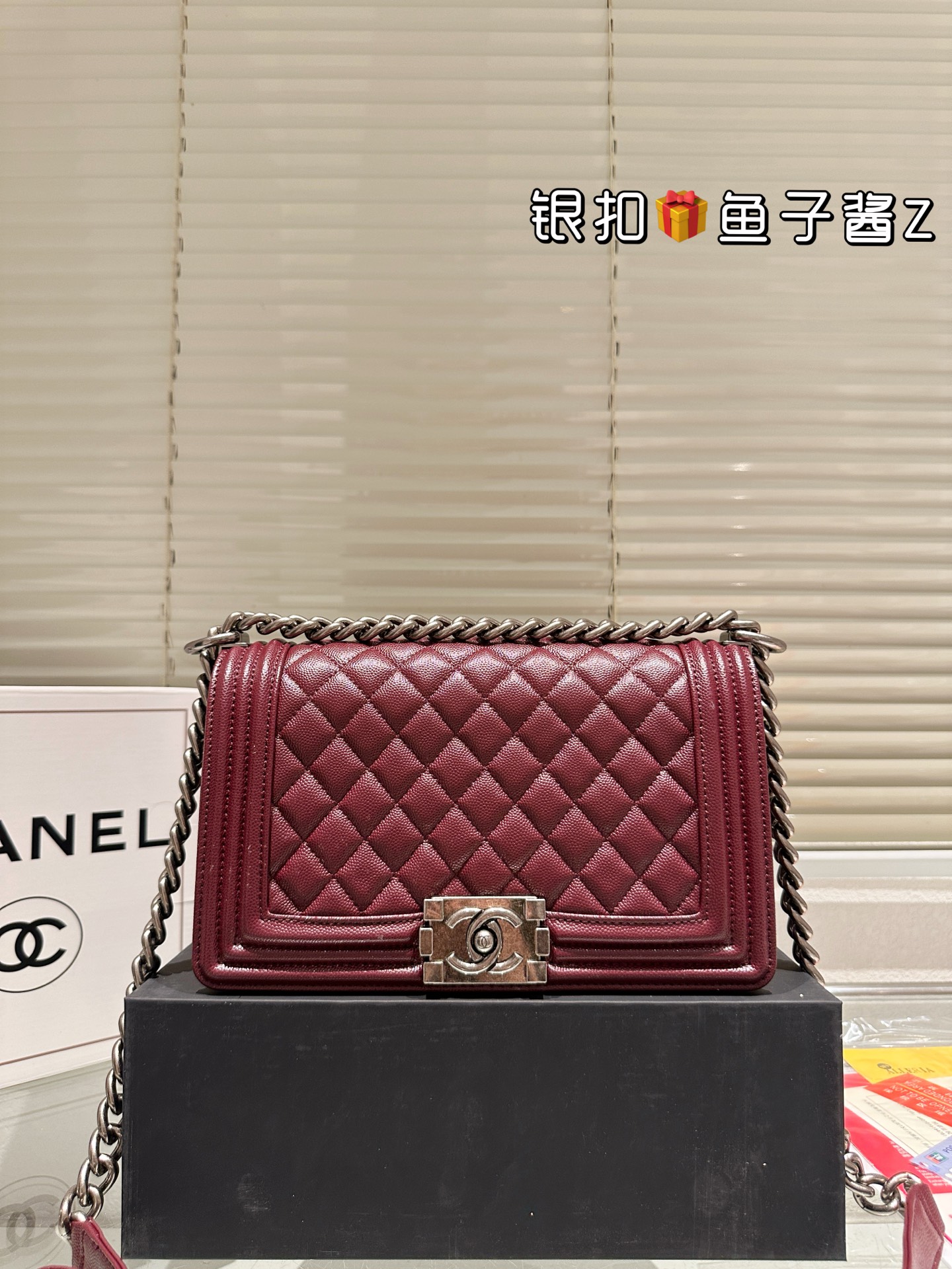 💰190包邮 复刻版 鱼子酱
Chane 香奈儿｜Leboy辣妈包  香奈儿 辣妈经典 集高端于一身 梦幻之作 Chanel🤗leboy尽显女人气质 原版鎏金五金 版型超正💗手感柔软 走线非常的整齐 做工精致 完美打造 尺寸 25 15cm