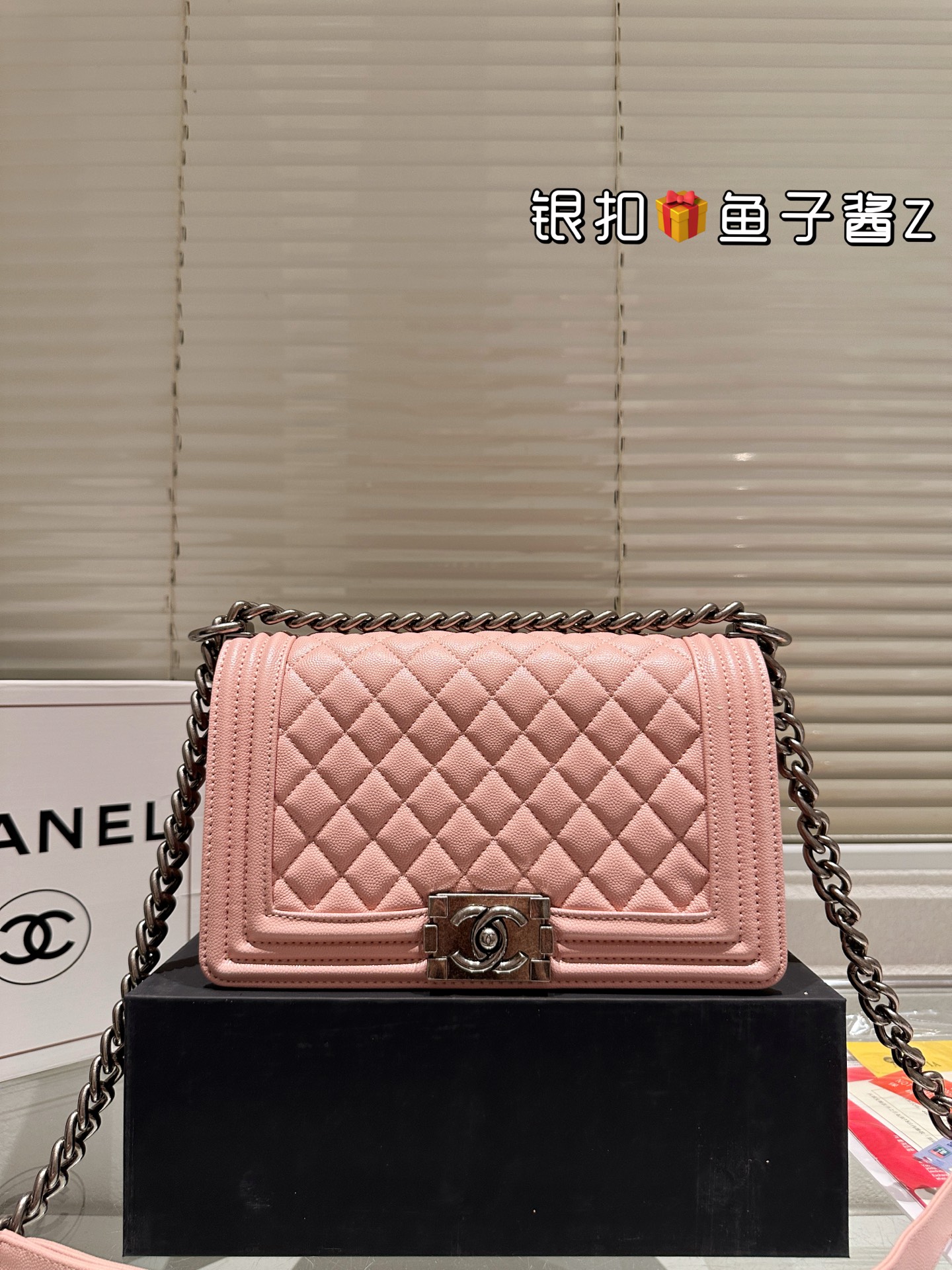 💰190包邮 复刻版 鱼子酱
Chane 香奈儿｜Leboy辣妈包  香奈儿 辣妈经典 集高端于一身 梦幻之作 Chanel🤗leboy尽显女人气质 原版鎏金五金 版型超正💗手感柔软 走线非常的整齐 做工精致 完美打造 尺寸 25 15cm