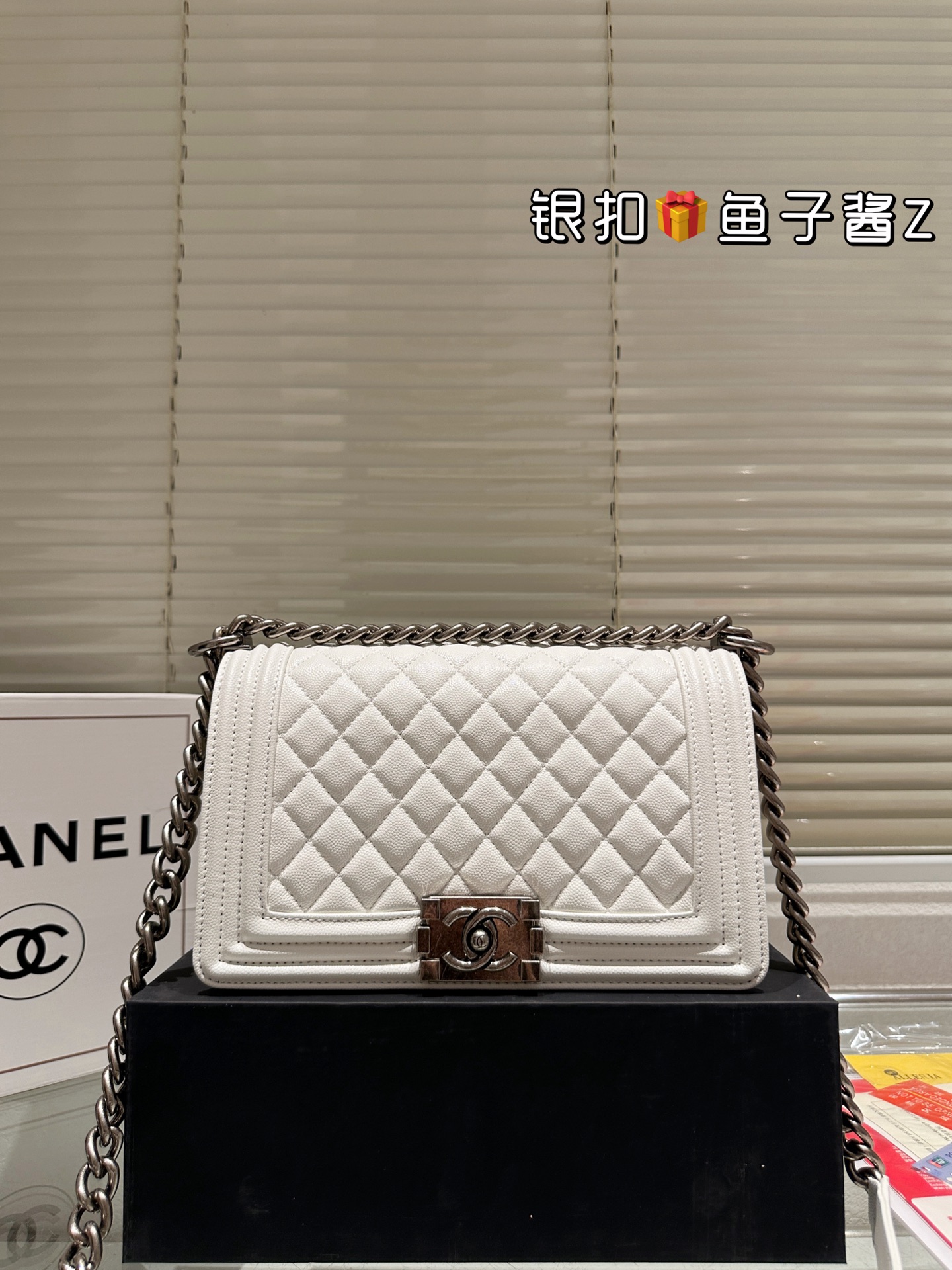 💰190包邮 复刻版 鱼子酱
Chane 香奈儿｜Leboy辣妈包  香奈儿 辣妈经典 集高端于一身 梦幻之作 Chanel🤗leboy尽显女人气质 原版鎏金五金 版型超正💗手感柔软 走线非常的整齐 做工精致 完美打造 尺寸 25 15cm