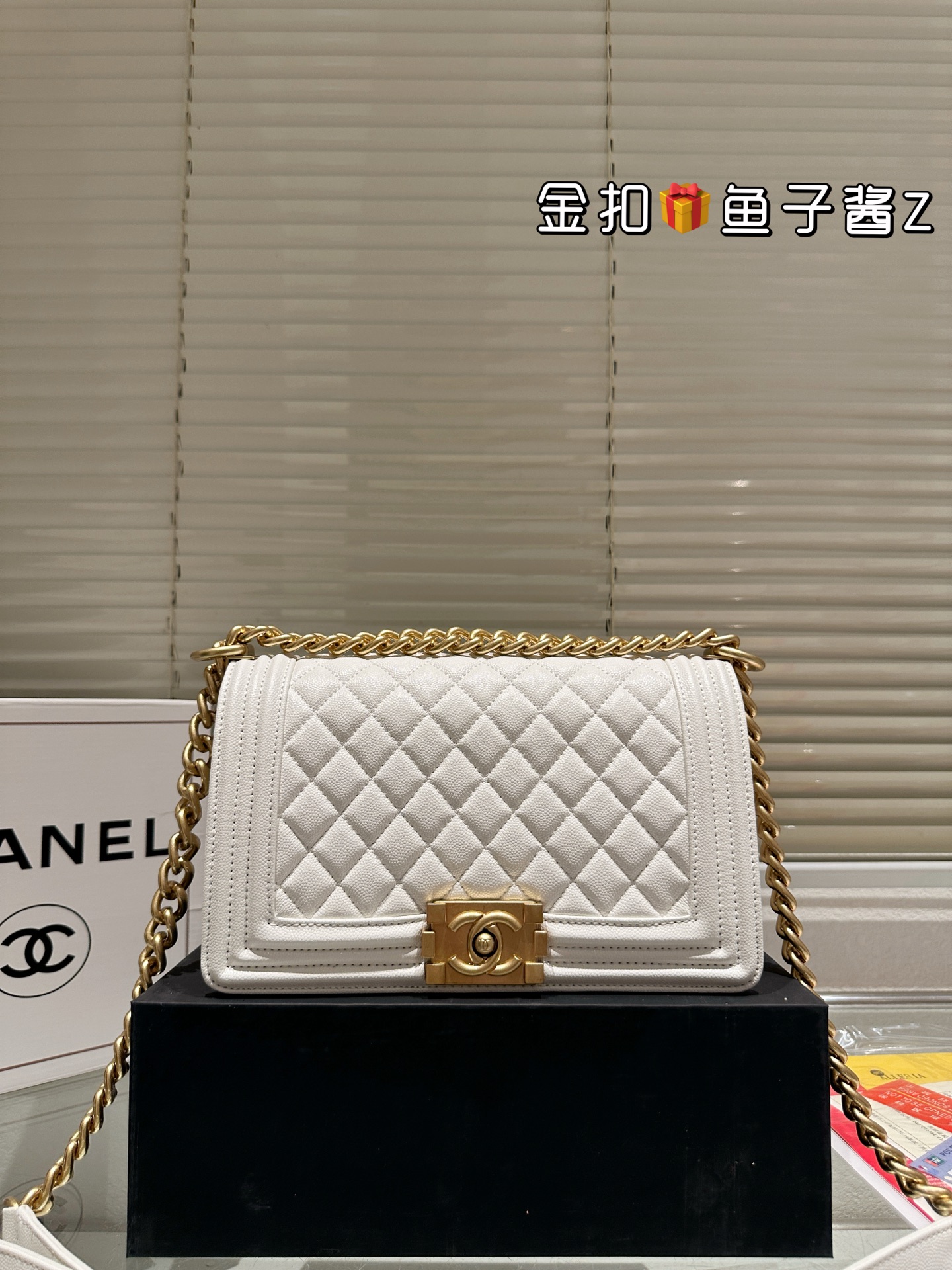 💰190包邮 复刻版 鱼子酱
Chane 香奈儿｜Leboy辣妈包  香奈儿 辣妈经典 集高端于一身 梦幻之作 Chanel🤗leboy尽显女人气质 原版鎏金五金 版型超正💗手感柔软 走线非常的整齐 做工精致 完美打造 尺寸 25 15cm