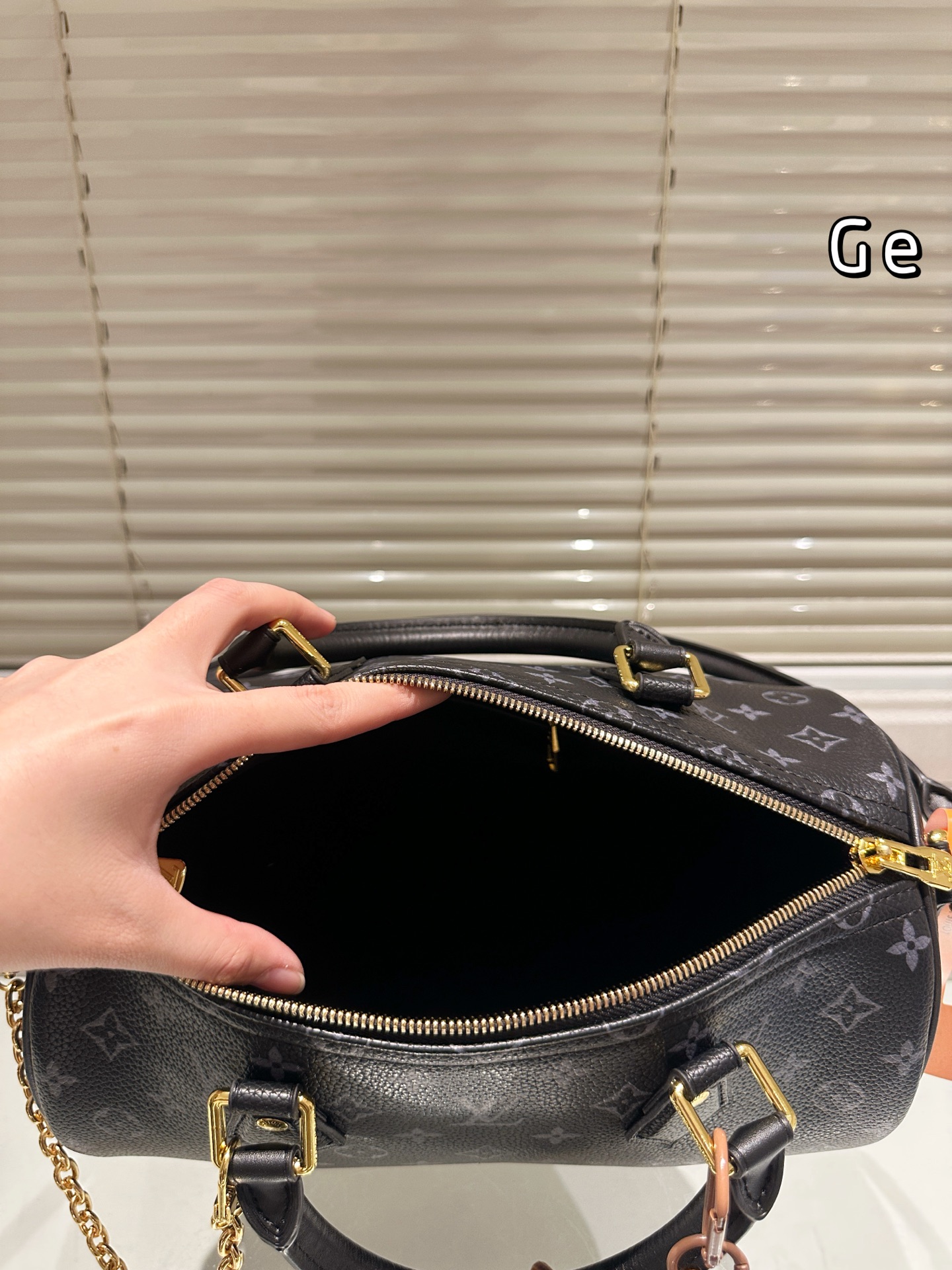 P180
LV Speedy枕头包 
 Lv speed