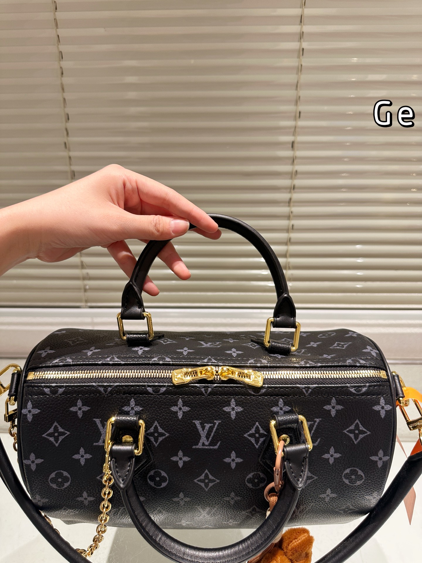 P180
LV Speedy枕头包 
 Lv speed